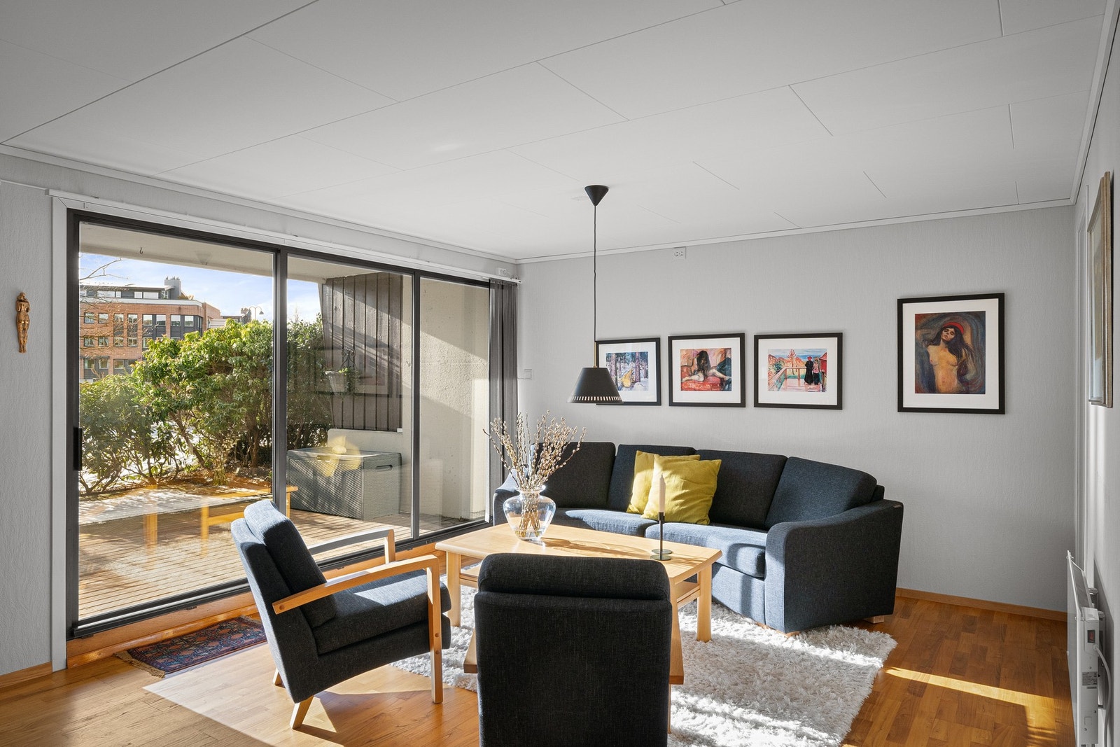 Lys og romslig stue med gode møbleringsmuligheter Galleribilde