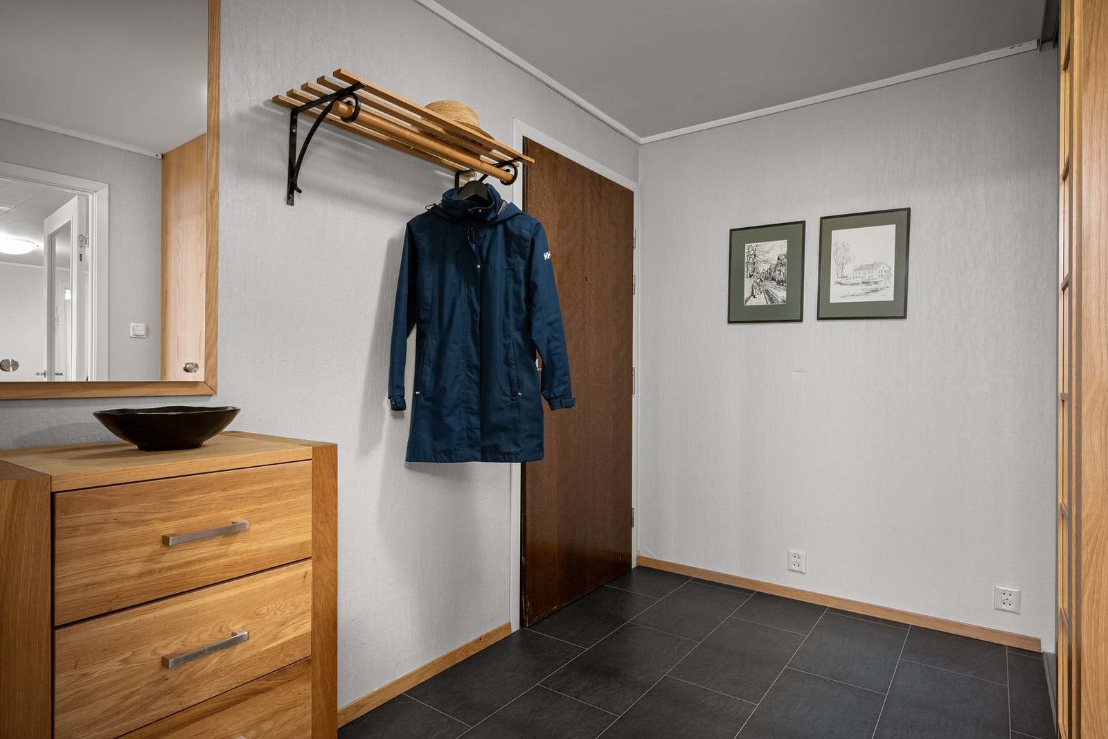Entré med god plass til å henge fra seg yttertøy Galleribilde