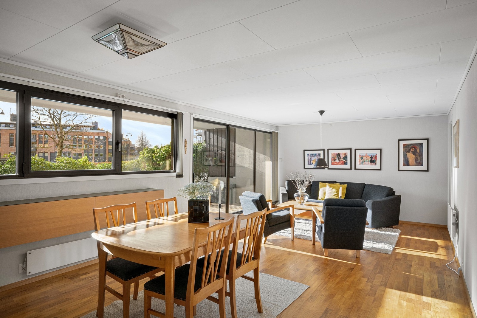 God plass til spisebord mellom stue og kjøkken Galleribilde