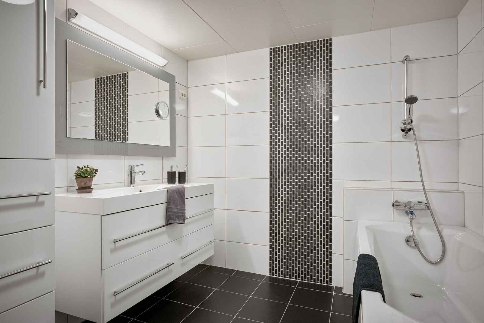 Pent fliselagt bad Galleribilde