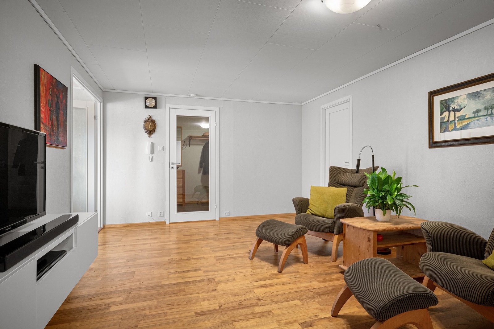 Praktisk forstue som i dag benyttes som TV-stue - fleksibel løsning med flere bruksmuligheter Galleribilde