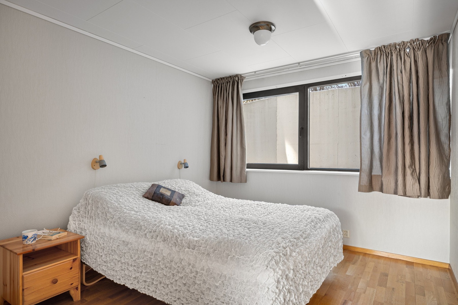 Romslig soverom med god plass til seng og oppbevaring Galleribilde