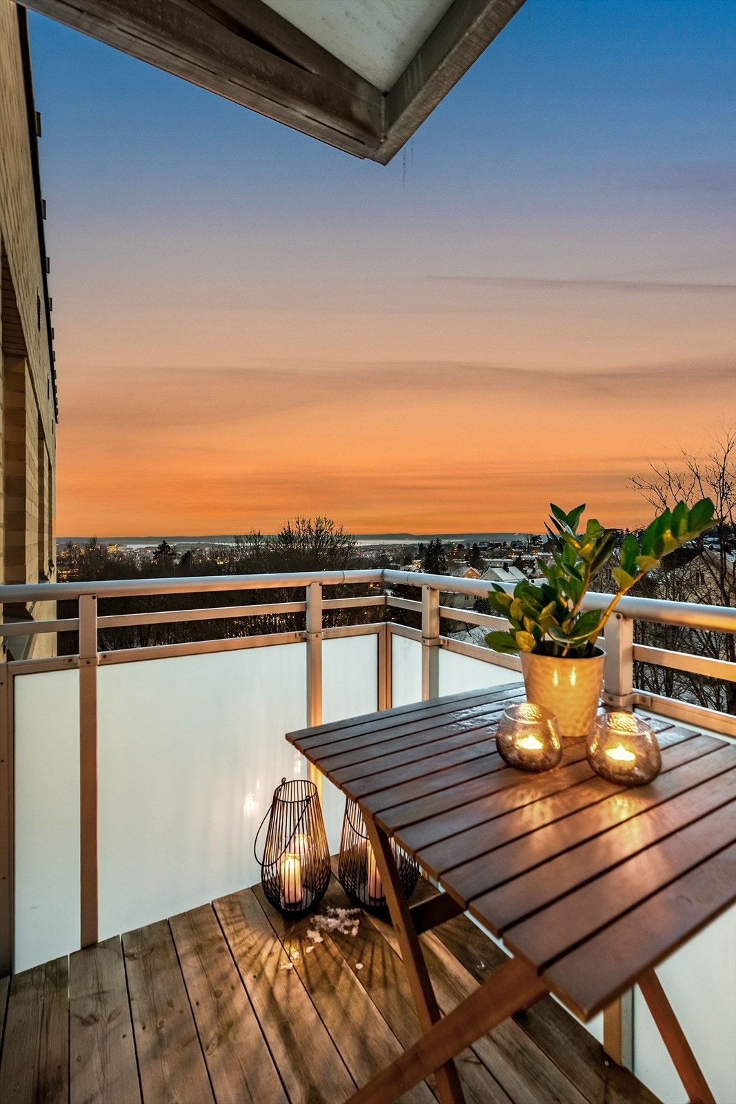 Eller starte dagen rolig med en kopp kaffe og utsikt. Galleribilde