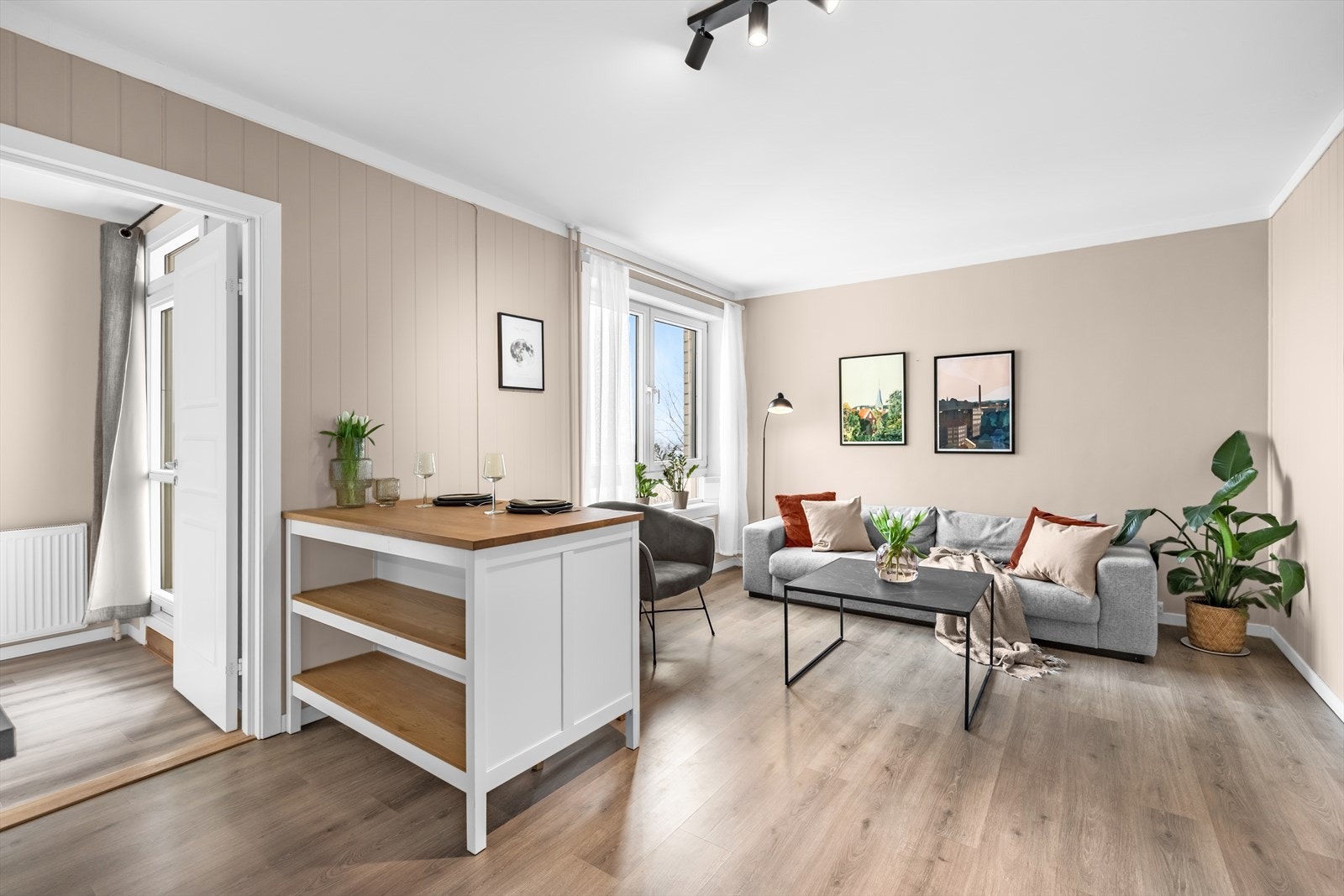 Stuen er lys og innbydende med store vindusflater som slipper inn godt med dagslys og gir en luftig romfølelse. Galleribilde