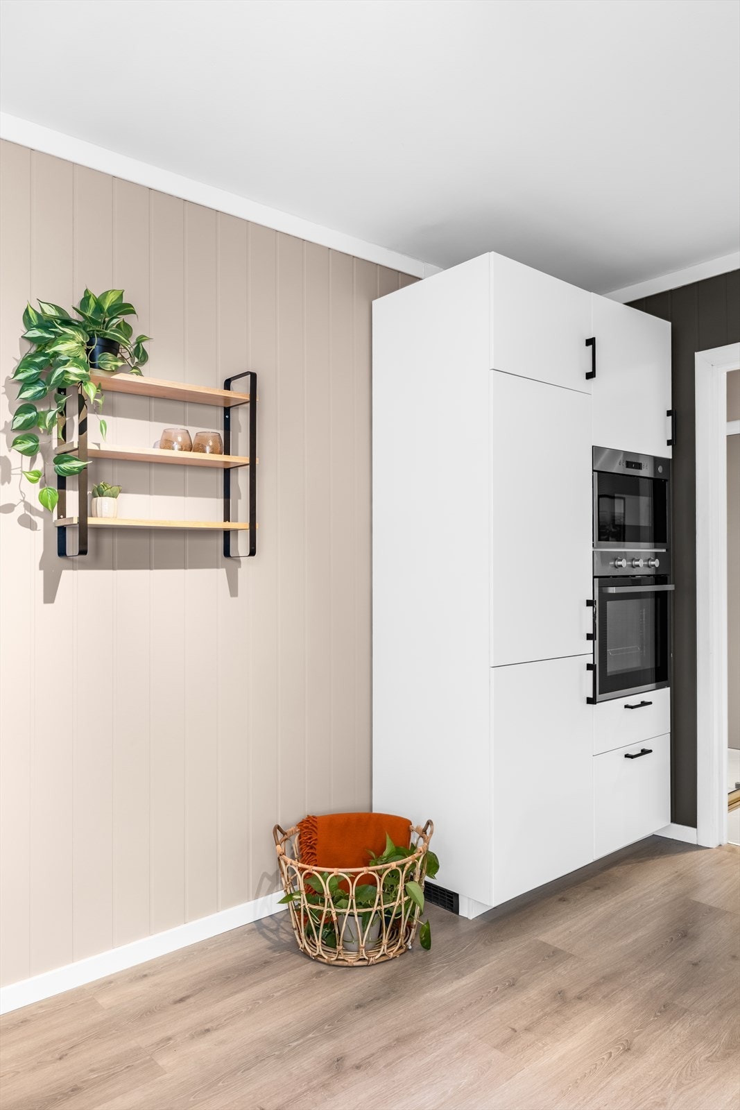 Her er det godt med både skap- og benkeplass Galleribilde