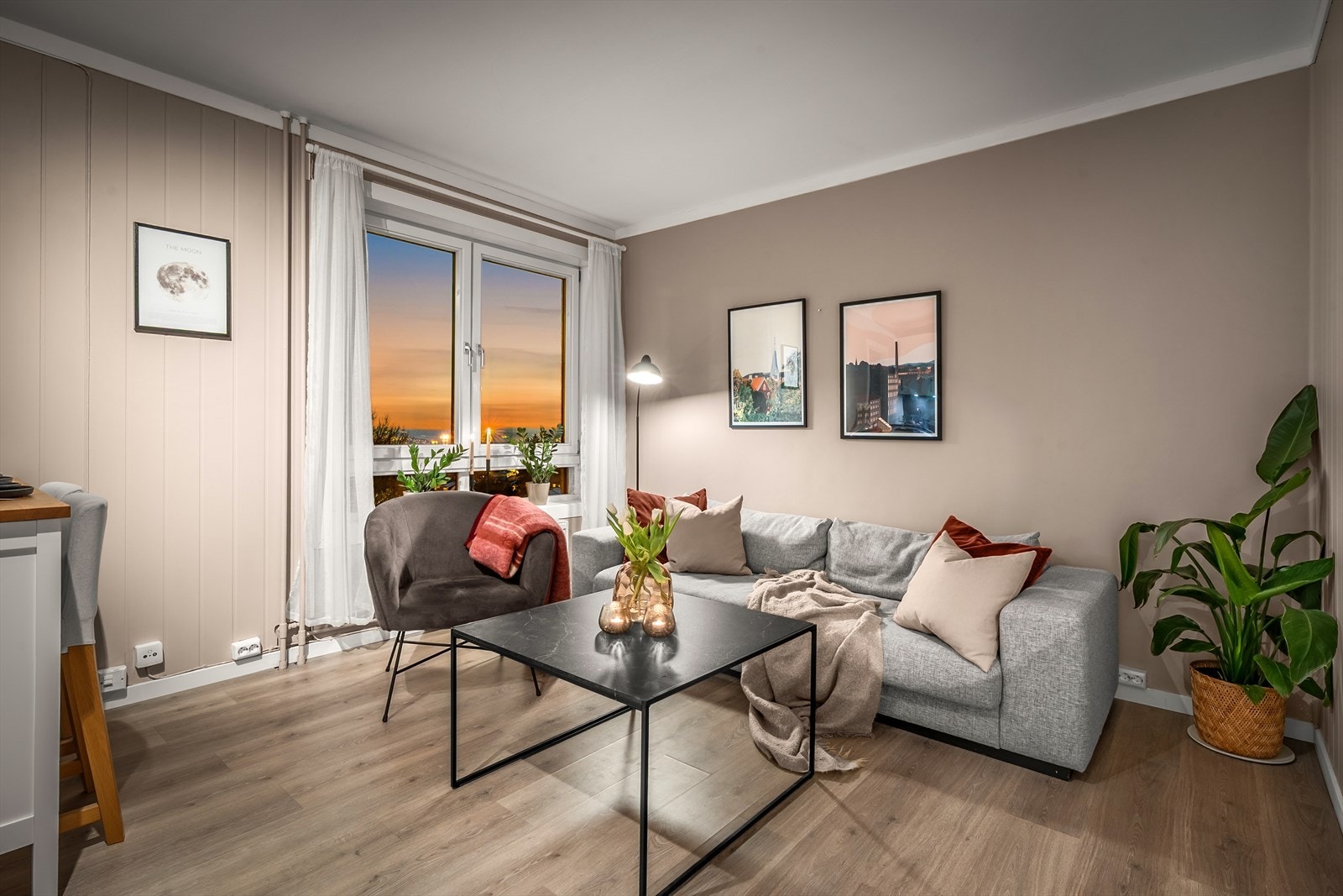 Her ser vi stuen på kveldstid, der lyset utenfra og en dempet belysning gir rommet et varmt og harmonisk uttrykk. Galleribilde