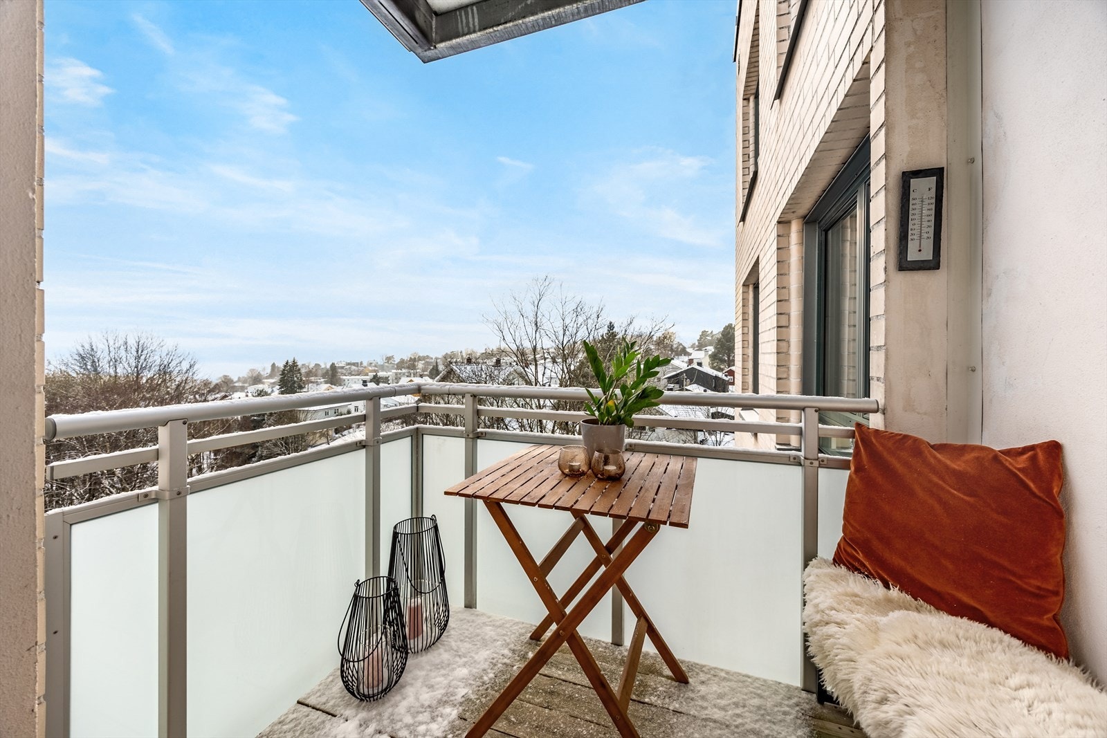 Leiligheten har en vestvendt balkong på ca. 3 m² med gode utsiktsforhold! Galleribilde
