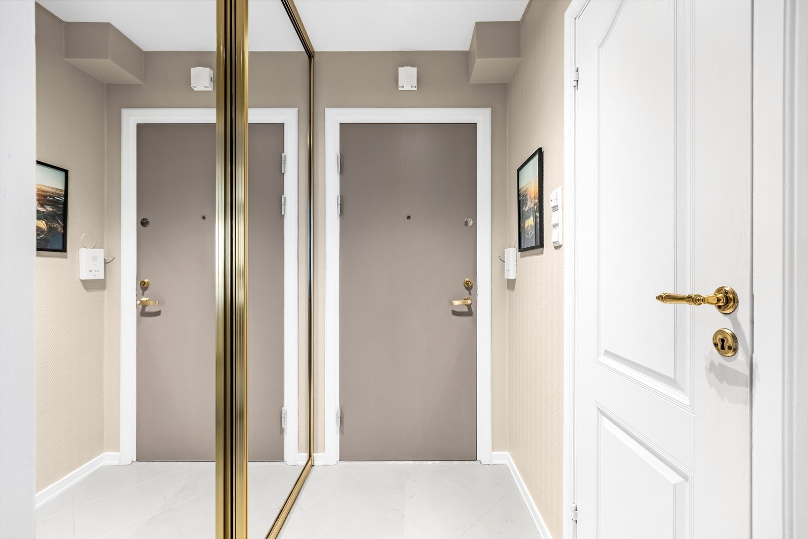 Innbydende entré med romslig skyvedørsgarderobe og praktiske løsninger som gir et godt førsteinntrykk. Galleribilde