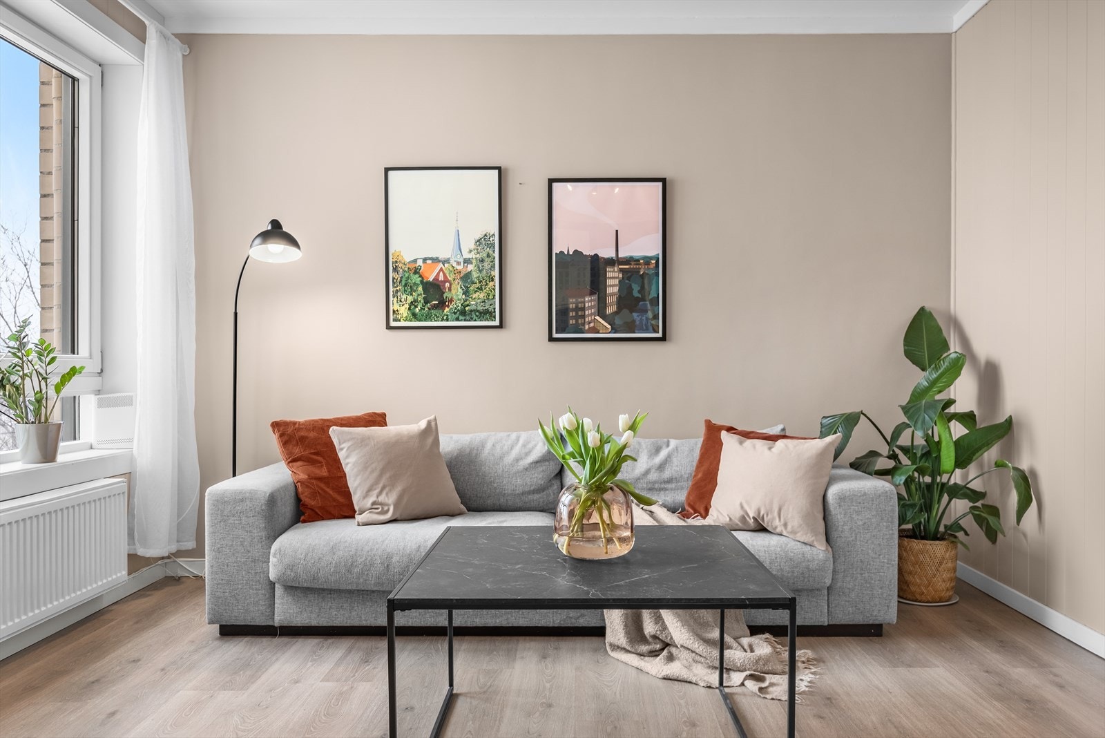 Boligen har varme, nøytrale toner og materialvalg som gir et lunt og helhetlig preg. Galleribilde