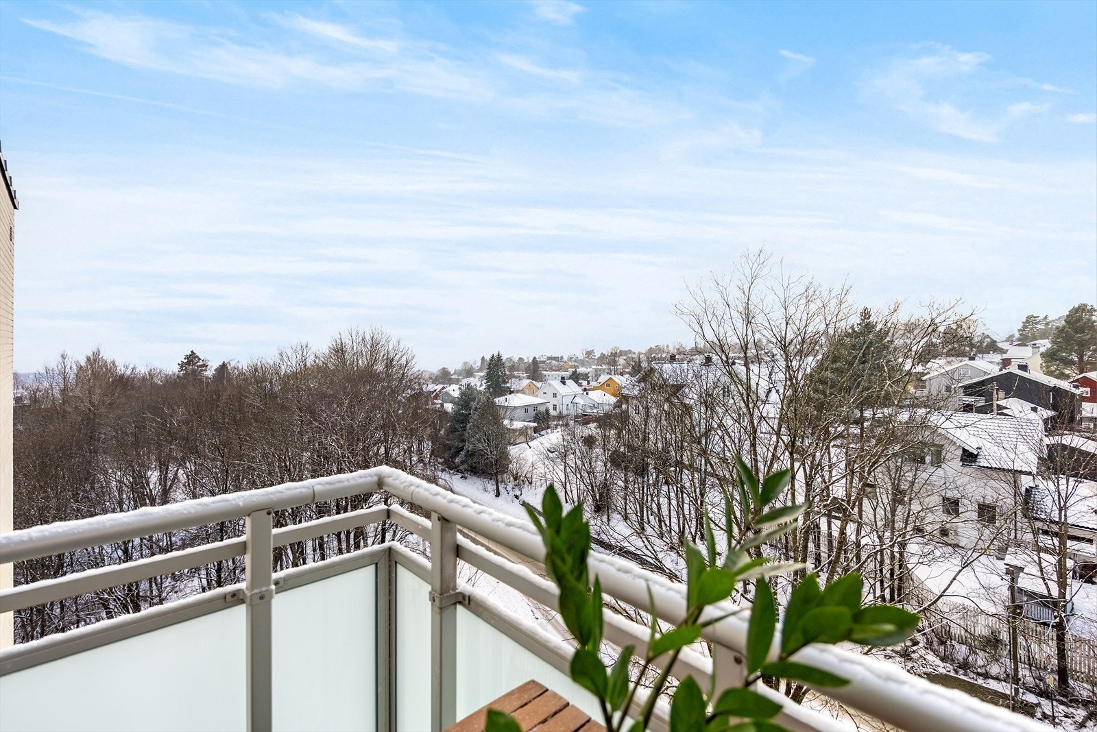 Den kan enkelt innredes med små utemøbler og noen planter, og fungerer som en hyggelig forlengelse av leiligheten på fine dager. Galleribilde