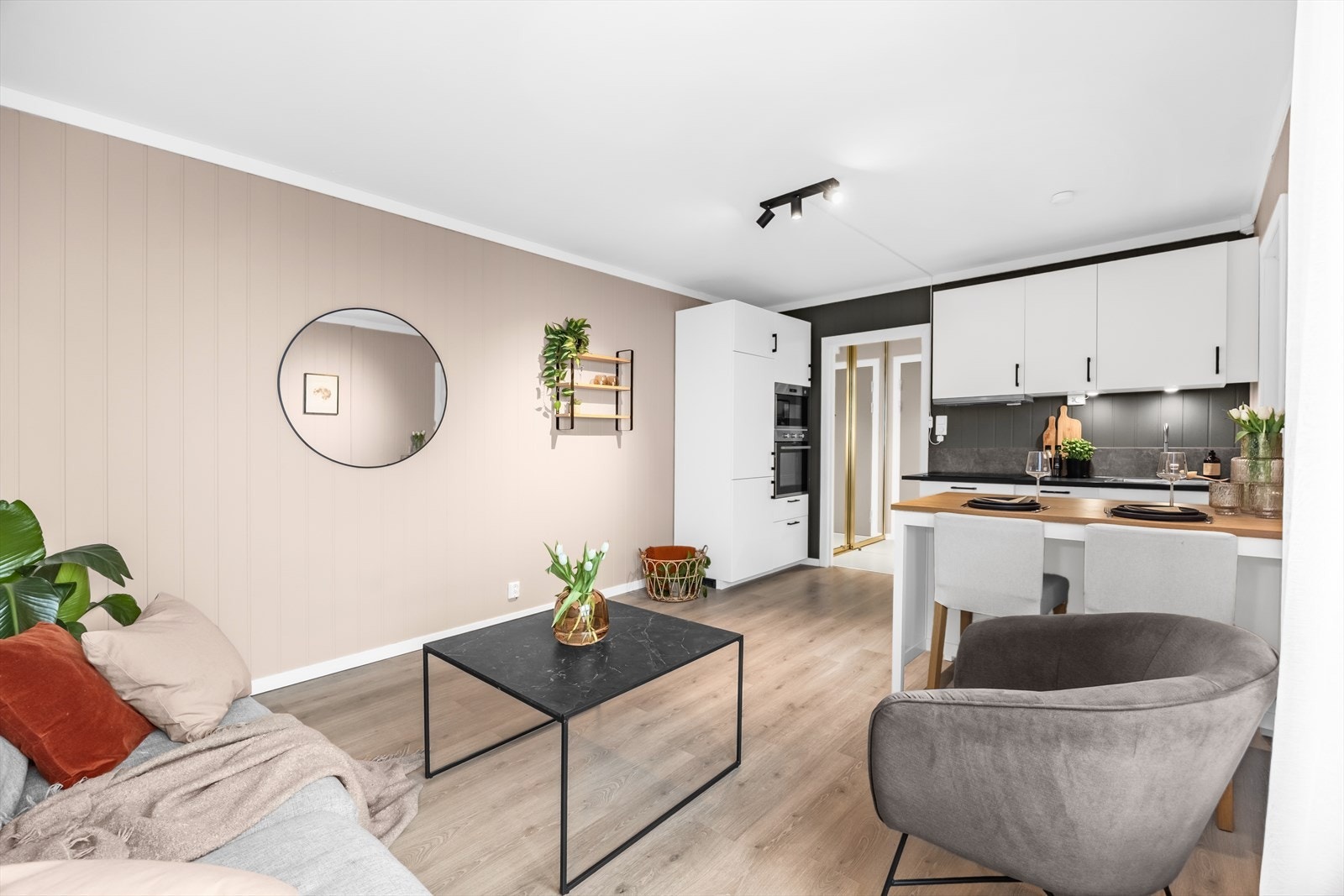 Stuen legger til rette for trivelige sammenkomster med familie og venner. Galleribilde