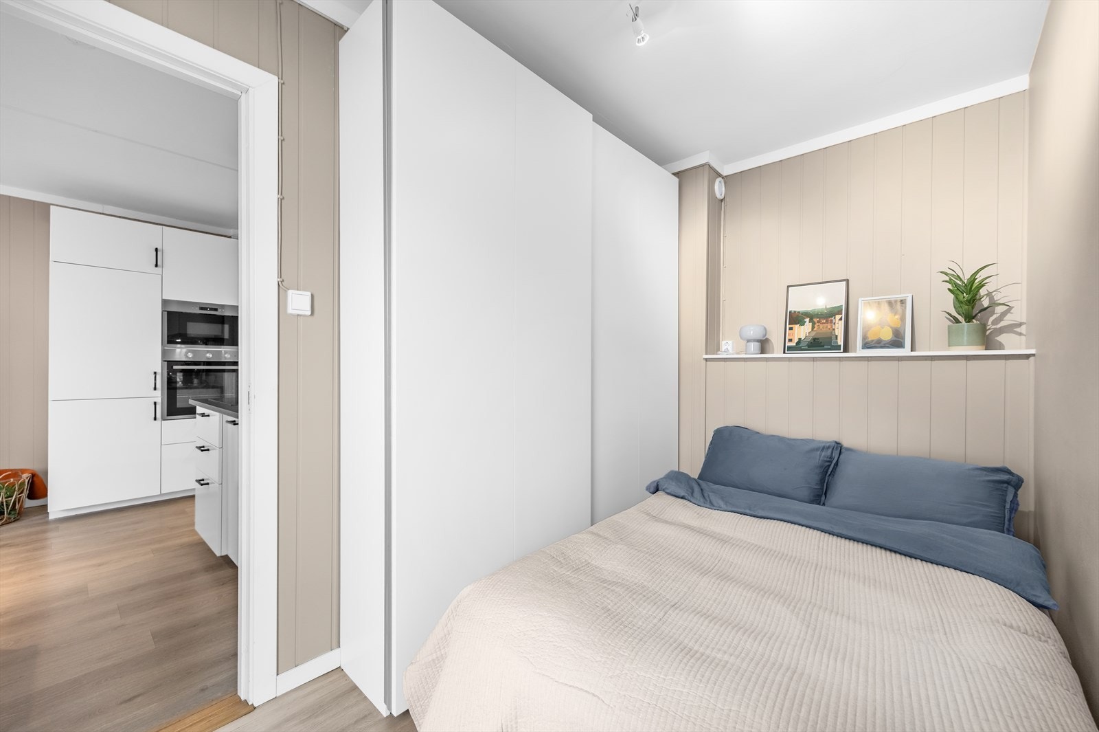 Den store skyvedørsgarderoben tilbyr rikelig med lagringsplass og bidrar til et ryddig og helhetlig uttrykk Galleribilde