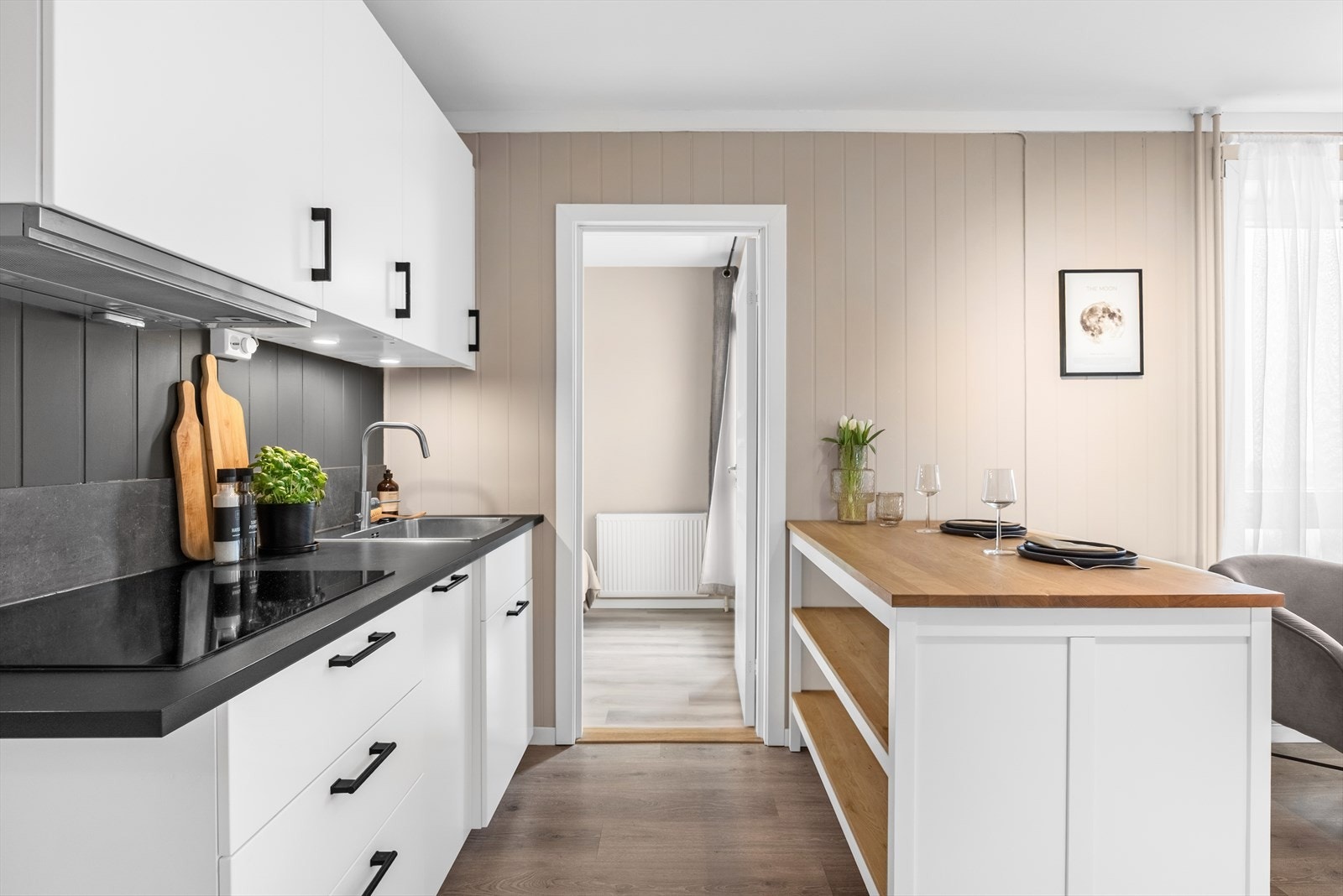 Moderne kjøkken med integrerte hvitevarer og gjennomtenkte løsninger for en praktisk hverdag. Galleribilde