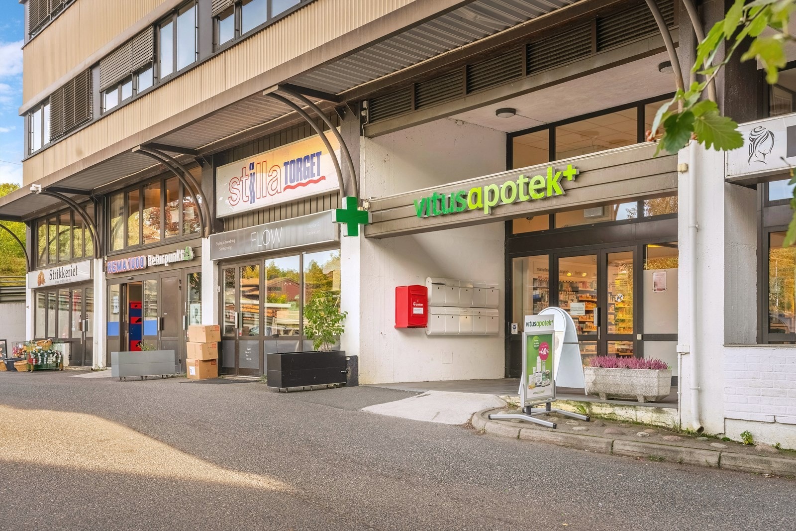 Apotek og flere servicetilbud samlet i nærområdet - praktiske løsninger rett i nærheten. Galleribilde