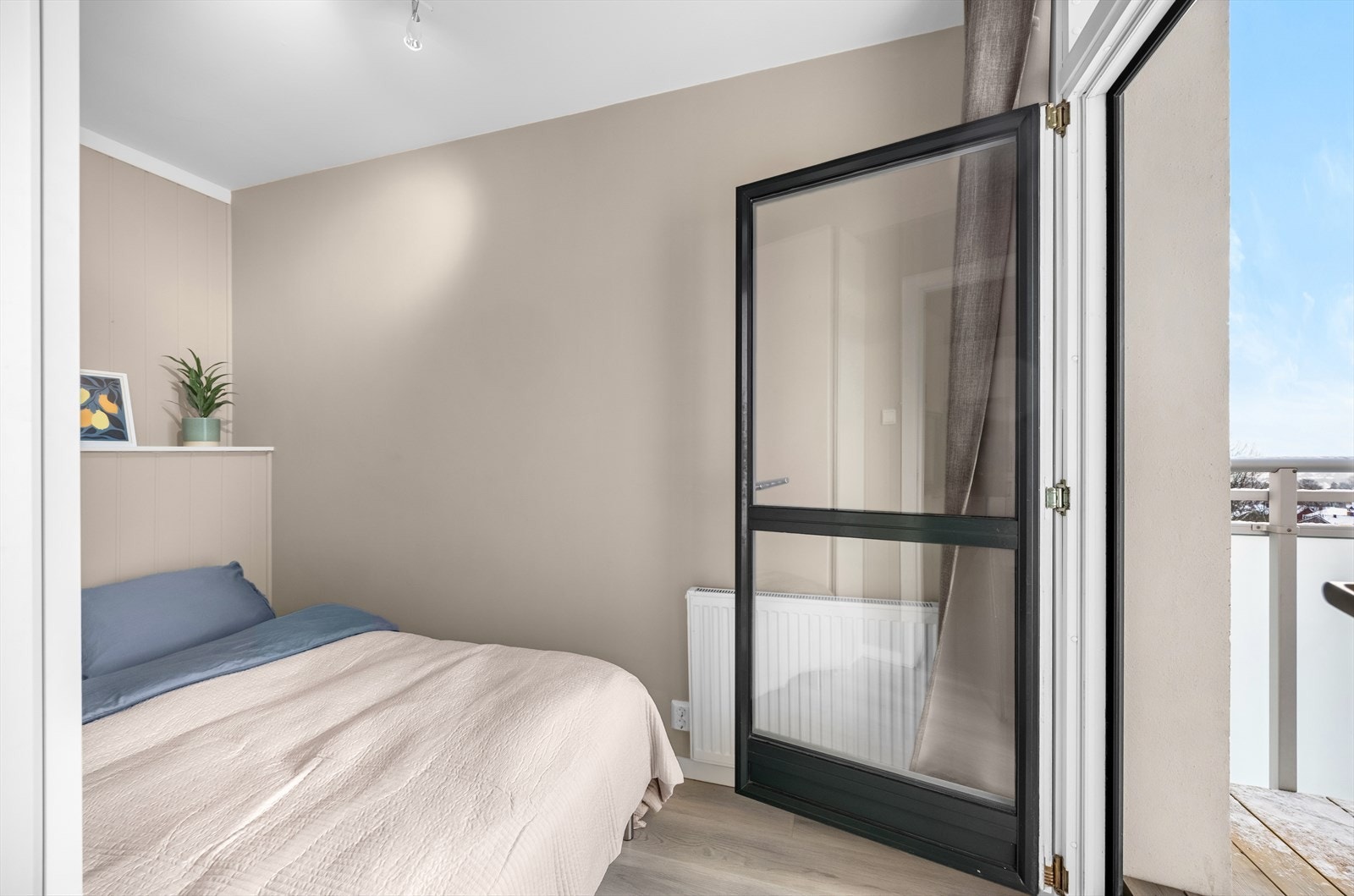 Fra soverommet er det direkte utgang til en trivelig balkong. Galleribilde