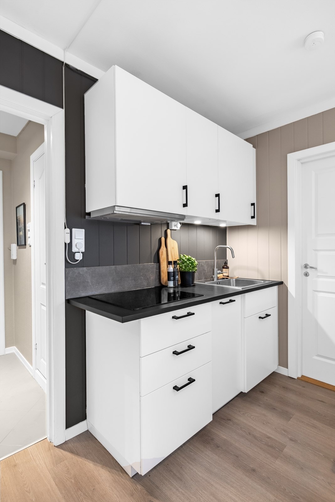 Laminat benkeplate m/nedfelt vask - slitesterk arbeidsflate, lettstelte veggplater og gode oppbevaringsmuligheter. Galleribilde