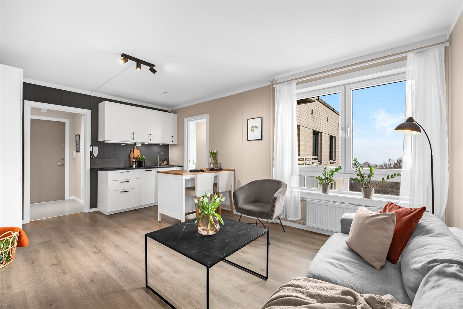 Her er det god plass til både sofagruppe og spisebord. Galleribilde