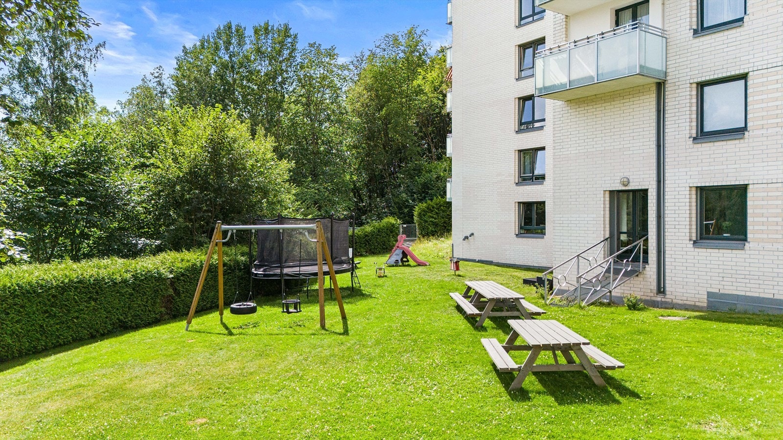 Et pent opparbeidet uteareal med benkplass gir deg muligheten til å nyte morgenkaffen i sola, møte naboer, eller bare trekke litt frisk luft. Galleribilde