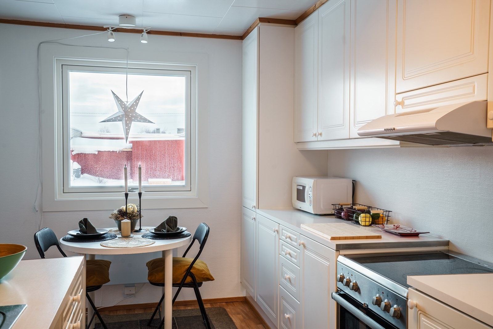 Lys og innbydende kjøkkenkrok med vindu som slipper inn naturlig lys. Perfekt for hyggelige måltider og koselige stunder. Galleribilde