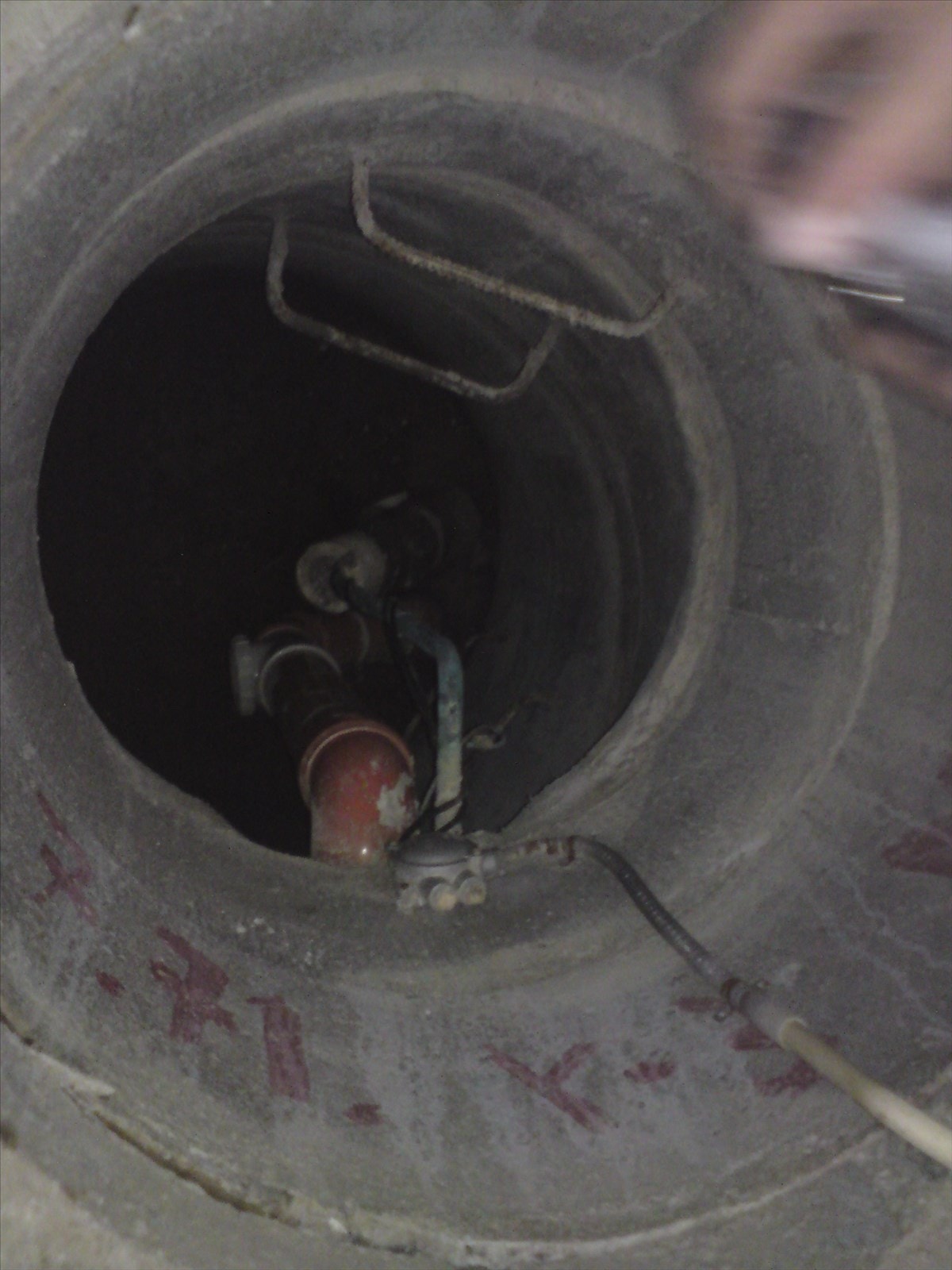 Det er en luke i gulvet på ett av soverommet. Det er en inspeksjonskum for avløpsrør. Galleribilde