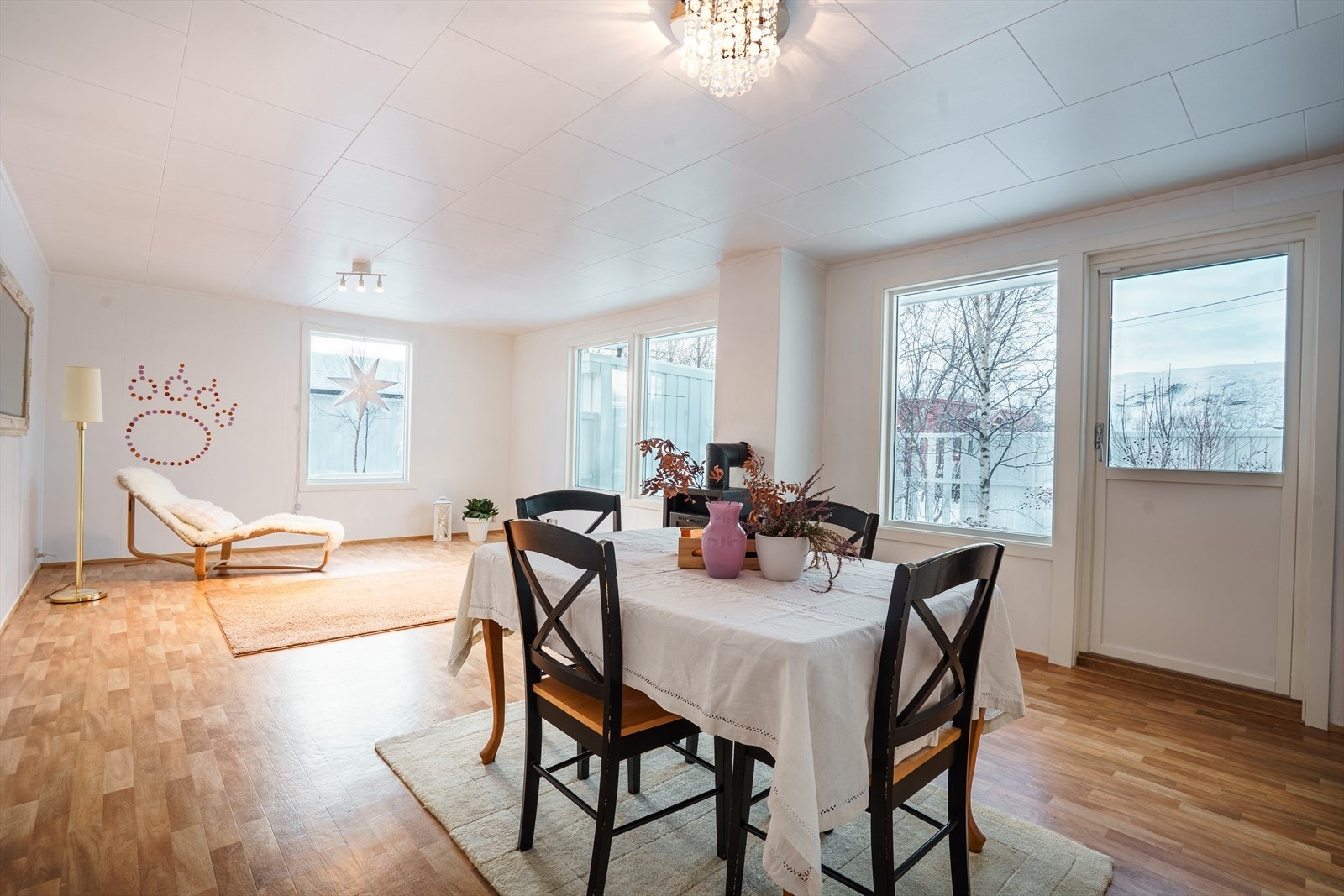 Lys og romslig stue med store vinduer som slipper inn naturlig lys, perfekt for rolige hverdager og sosiale sammenkomster. Galleribilde