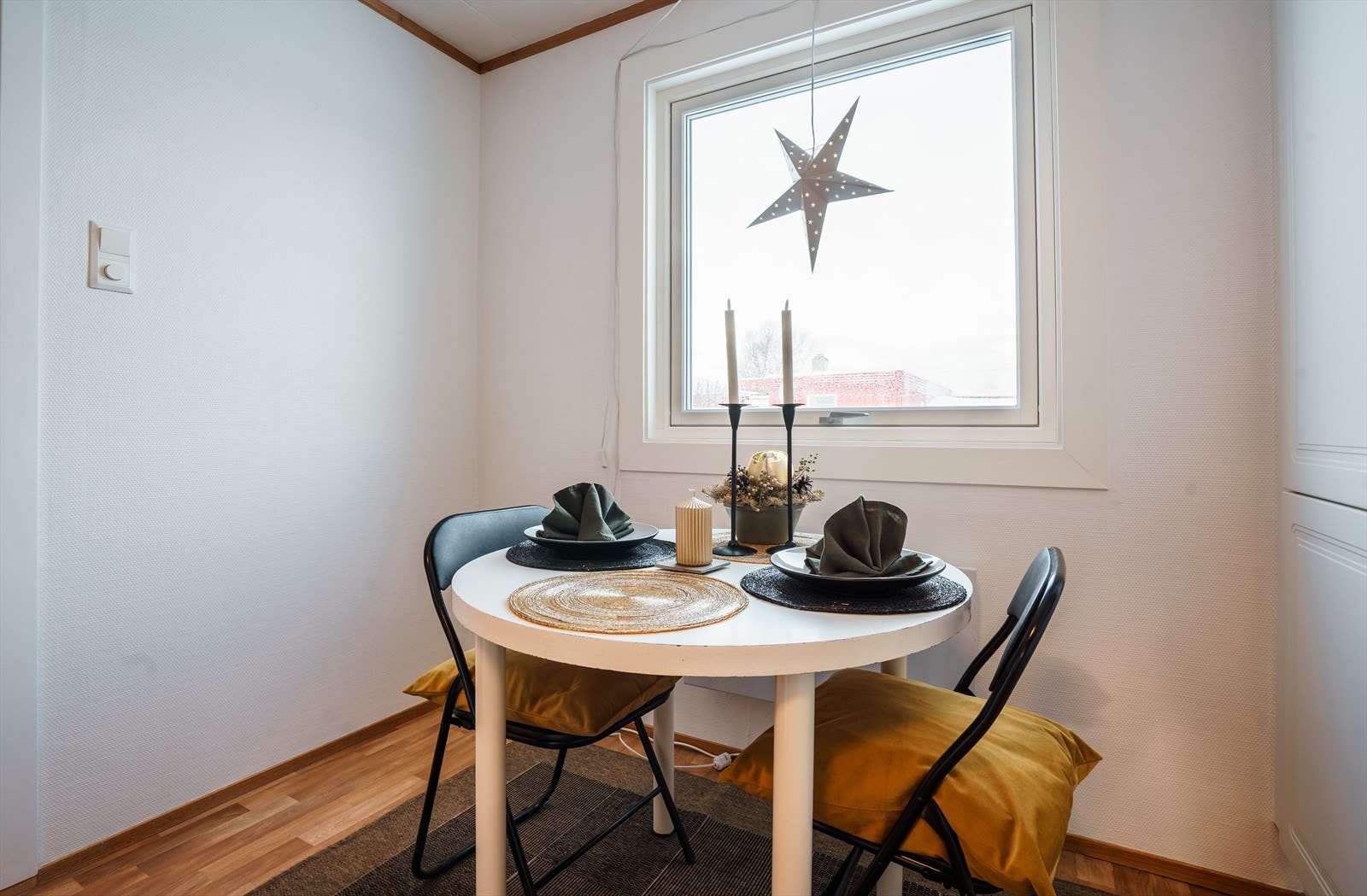 Lyst og koselig spiseområde ved vinduet, perfekt spisested i hjemmets hjerte. Galleribilde