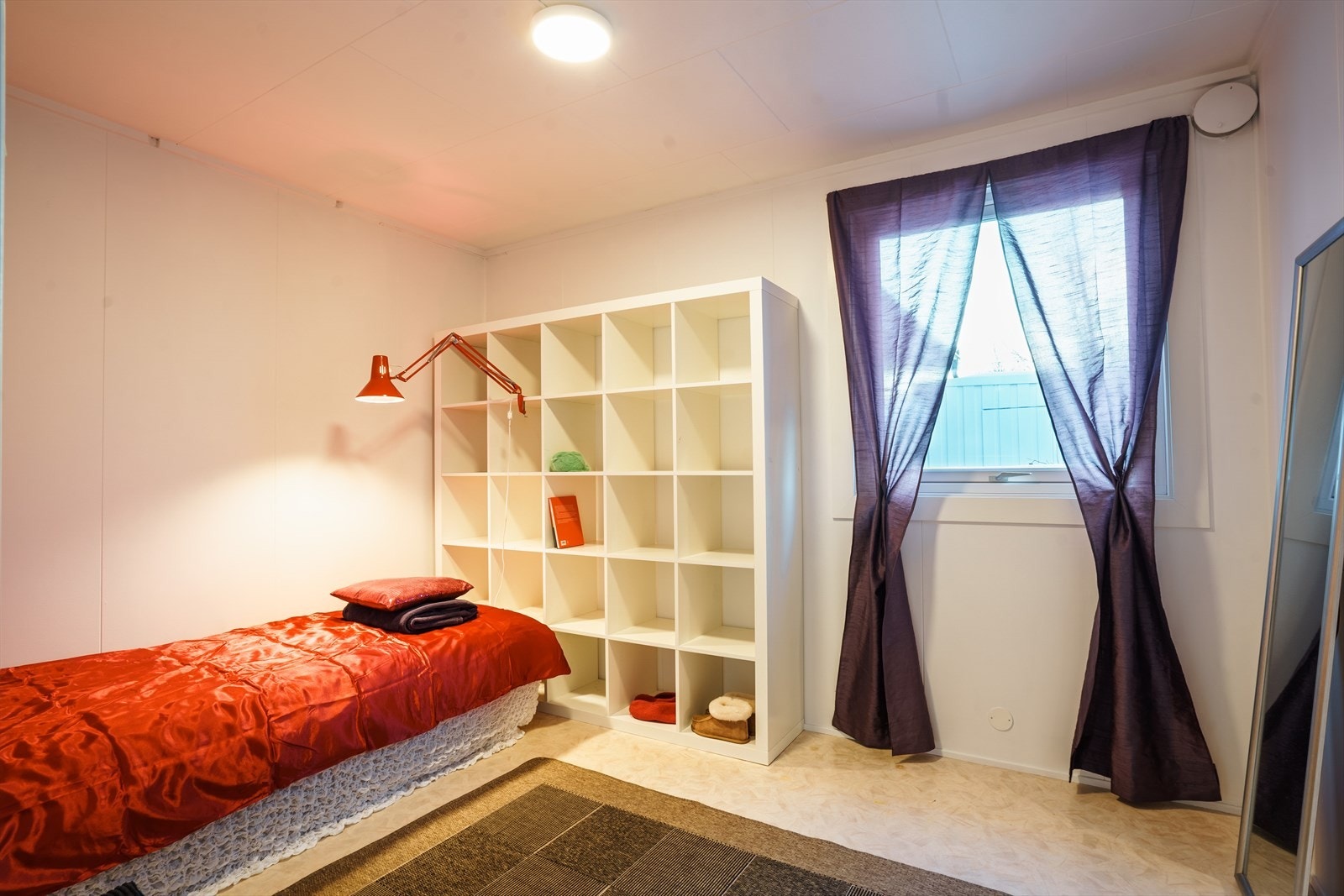 Lyst og innbydende rom med vindu som slipper inn naturlig lys. Perfekt som gjesterom eller ungdomsrom. Galleribilde