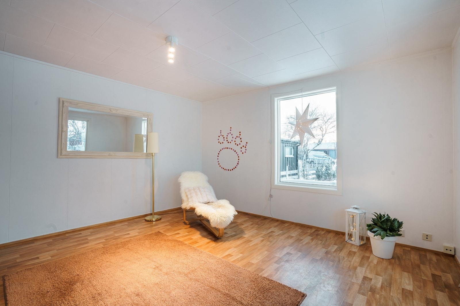 Velkommen til en lys og trivelig stue. Galleribilde