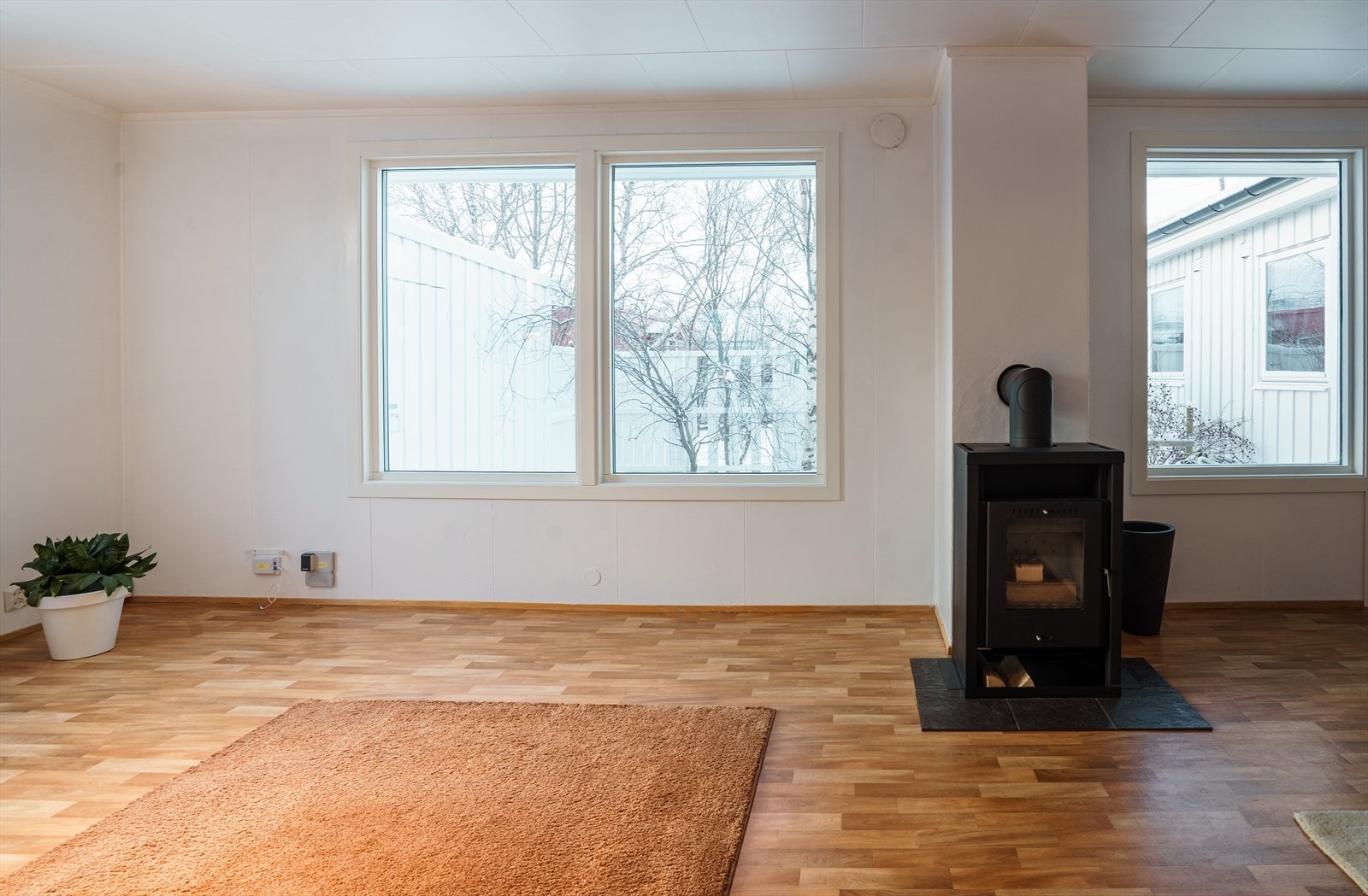 Boligen varmes opp med strøm og kubbebrenner. Galleribilde