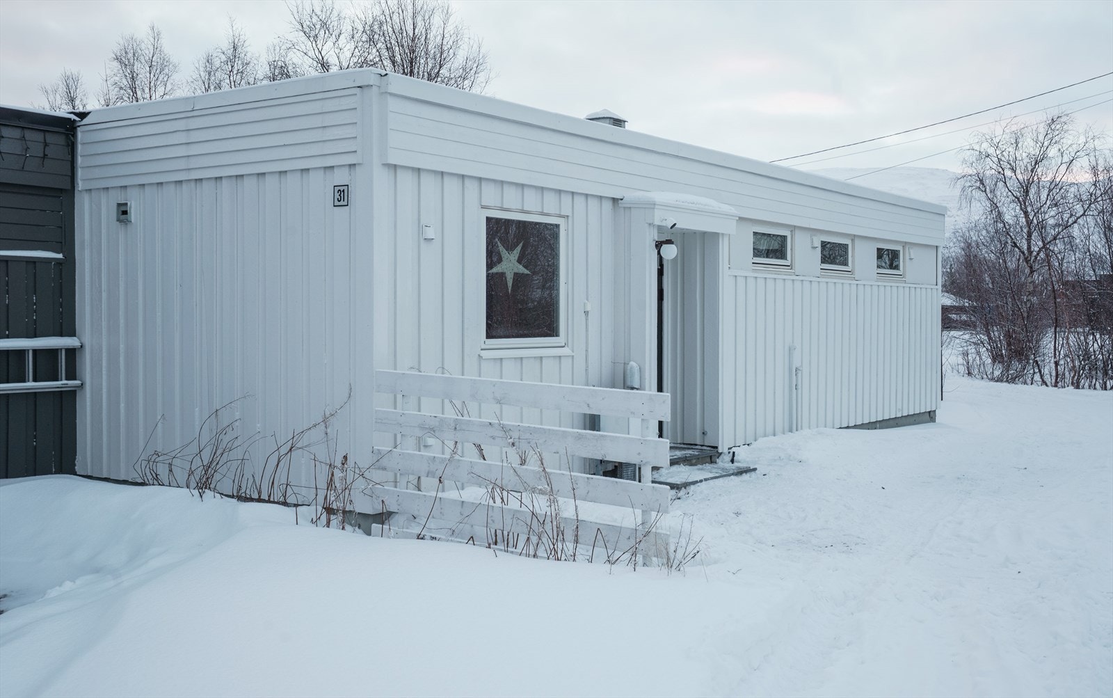 Moderne, vinterhvit bolig sentralt i Lakselv. Perfekt for dem som ønsker å bo i nærhet til skole og jobb. Galleribilde