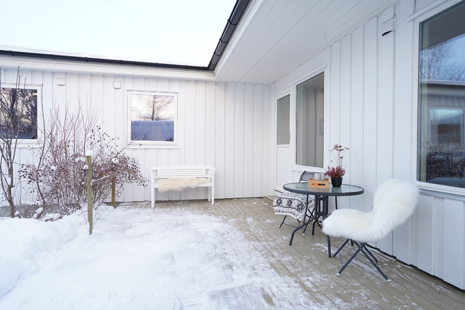 Sjarmerende terrasse med vinterstemning, ideell for avslapning. Flott beliggenhet i rolige omgivelser, perfekt for å nyte naturen året rundt. Galleribilde