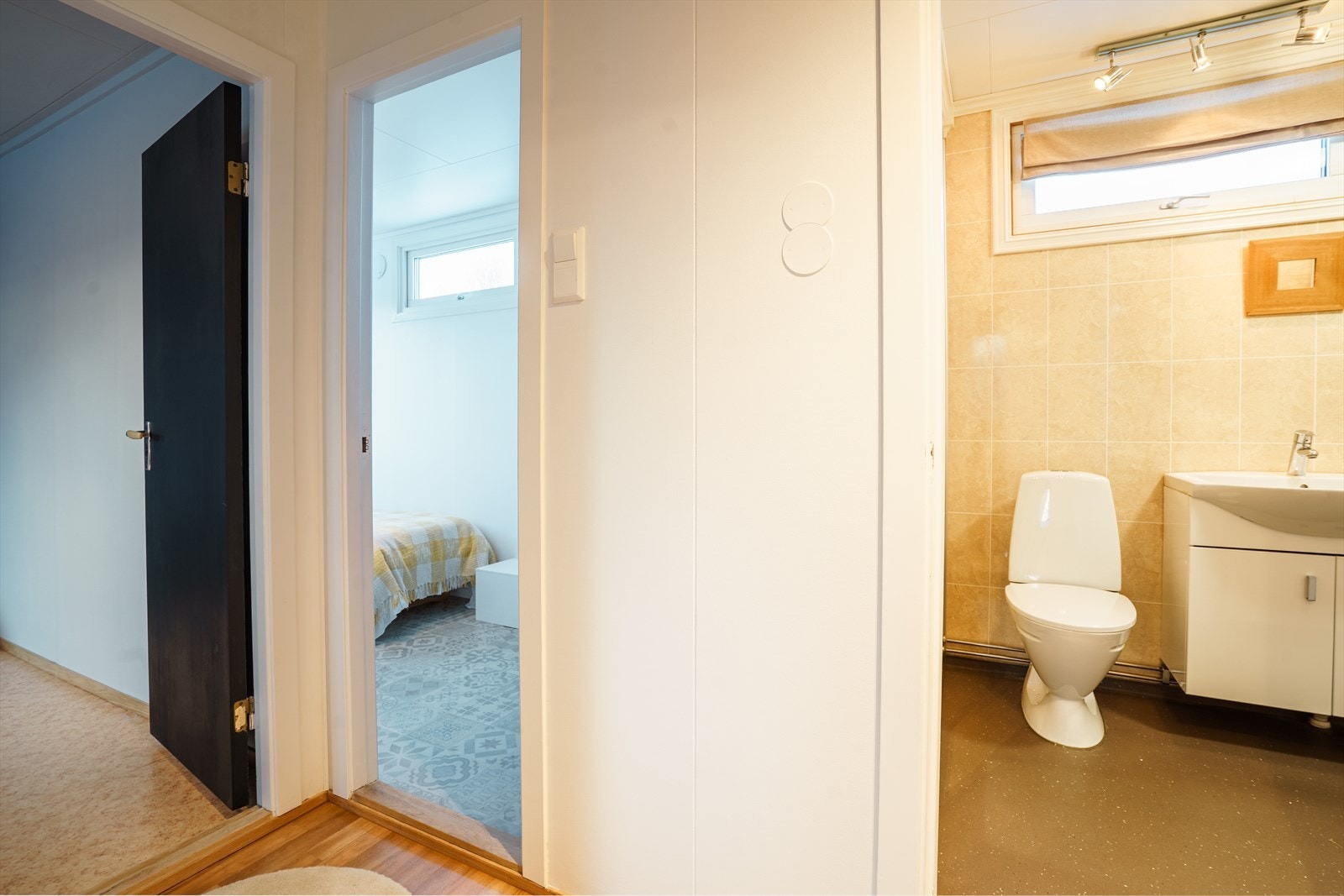 Lys og innbydende bolig med praktisk planløsning. Enkel tilgang til både soverom og bad for optimal komfort. Galleribilde