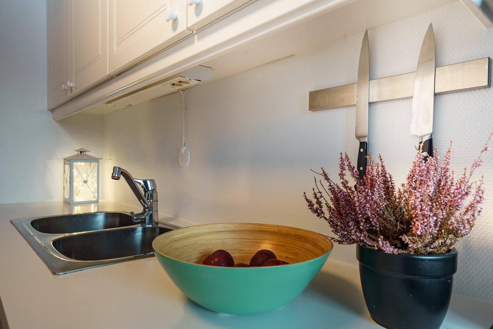 Funksjonelt kjøkken med bra benkplass. Galleribilde