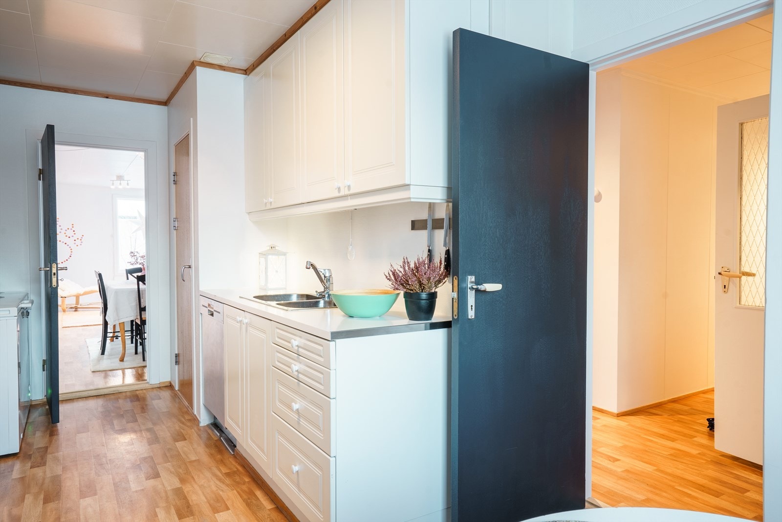 Det er gjennomgang fra kjøkkenet til stua og hallen. Galleribilde