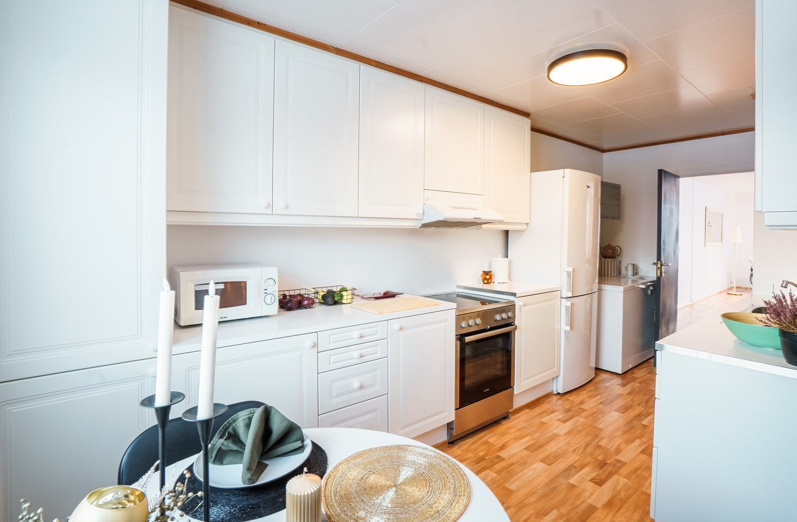 Lyst og romslig kjøkken med moderne fasiliteter. Perfekt for matlaging og sosiale sammenkomster i et hjemmekoselig miljø. Galleribilde