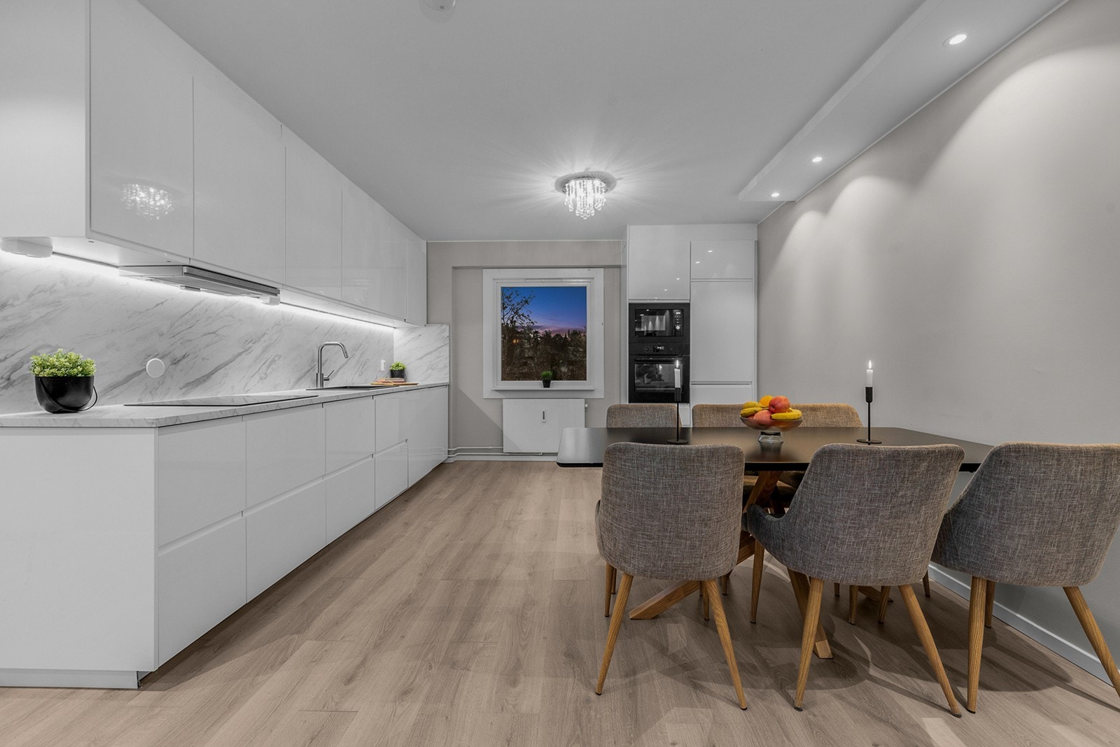 Det er integrerte hvitevarer, herunder kjøle-/fryseskap, oppvaskmaskin, platetopp, mikrobølgeovn og stekeovn Galleribilde