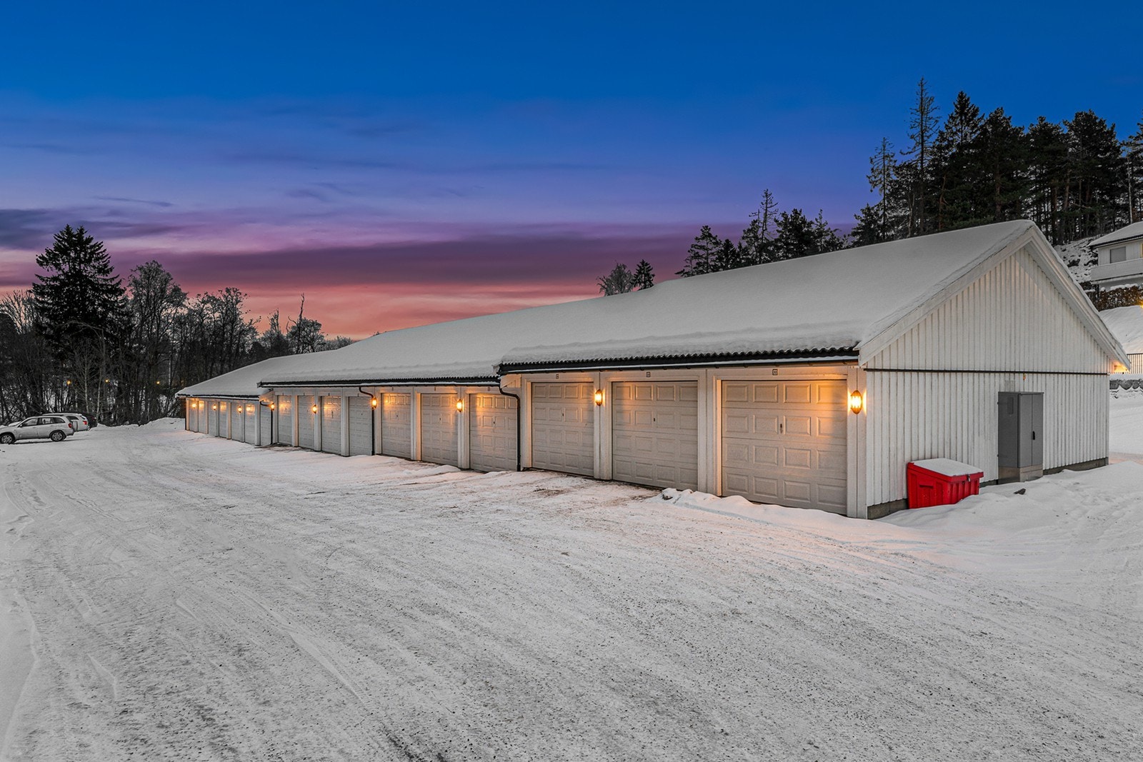 Garasjerekken tilbyr praktisk parkering med egen elbil-lader Galleribilde