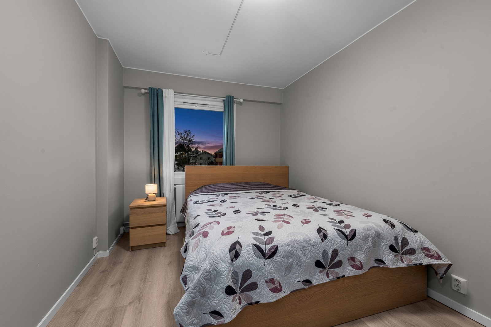 Rommets store vindusflate gir godt med lysinnslipp og gjør det enkelt å lufte ut Galleribilde