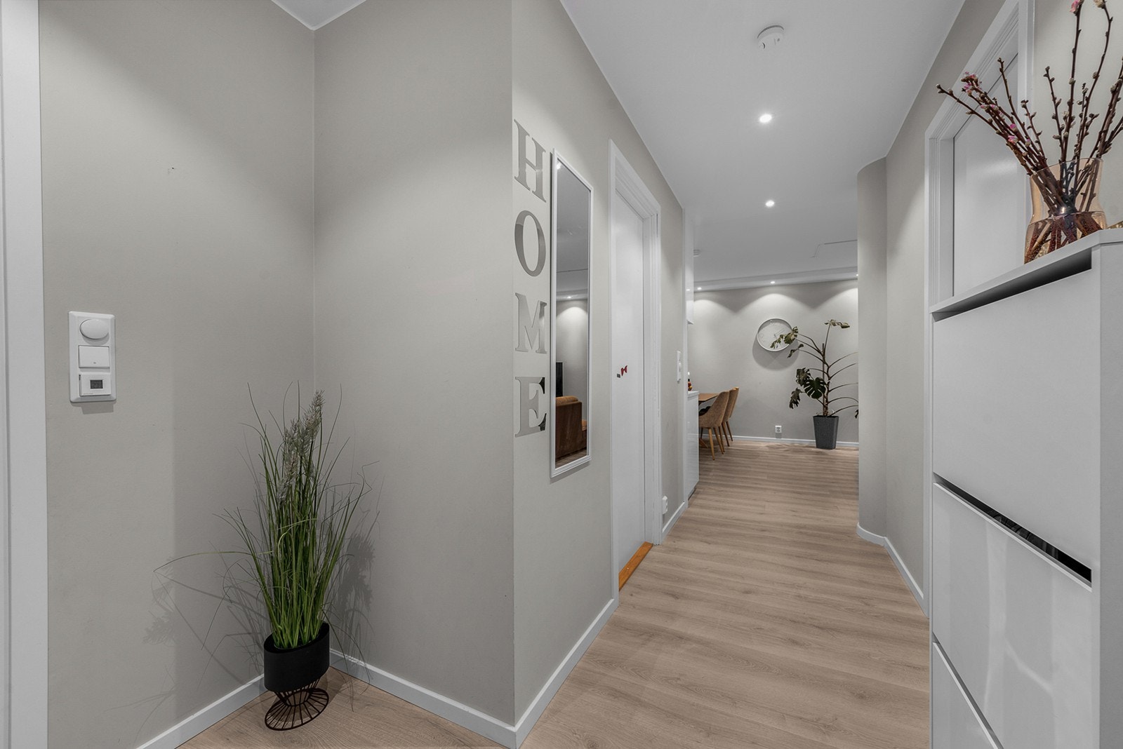 Romslig entré som gir et godt førsteinntrykk av leiligheten. Her har du plass til oppbevaring av yttertøy og sko, og entréen har videre adkomst til boligens øvrige rom Galleribilde