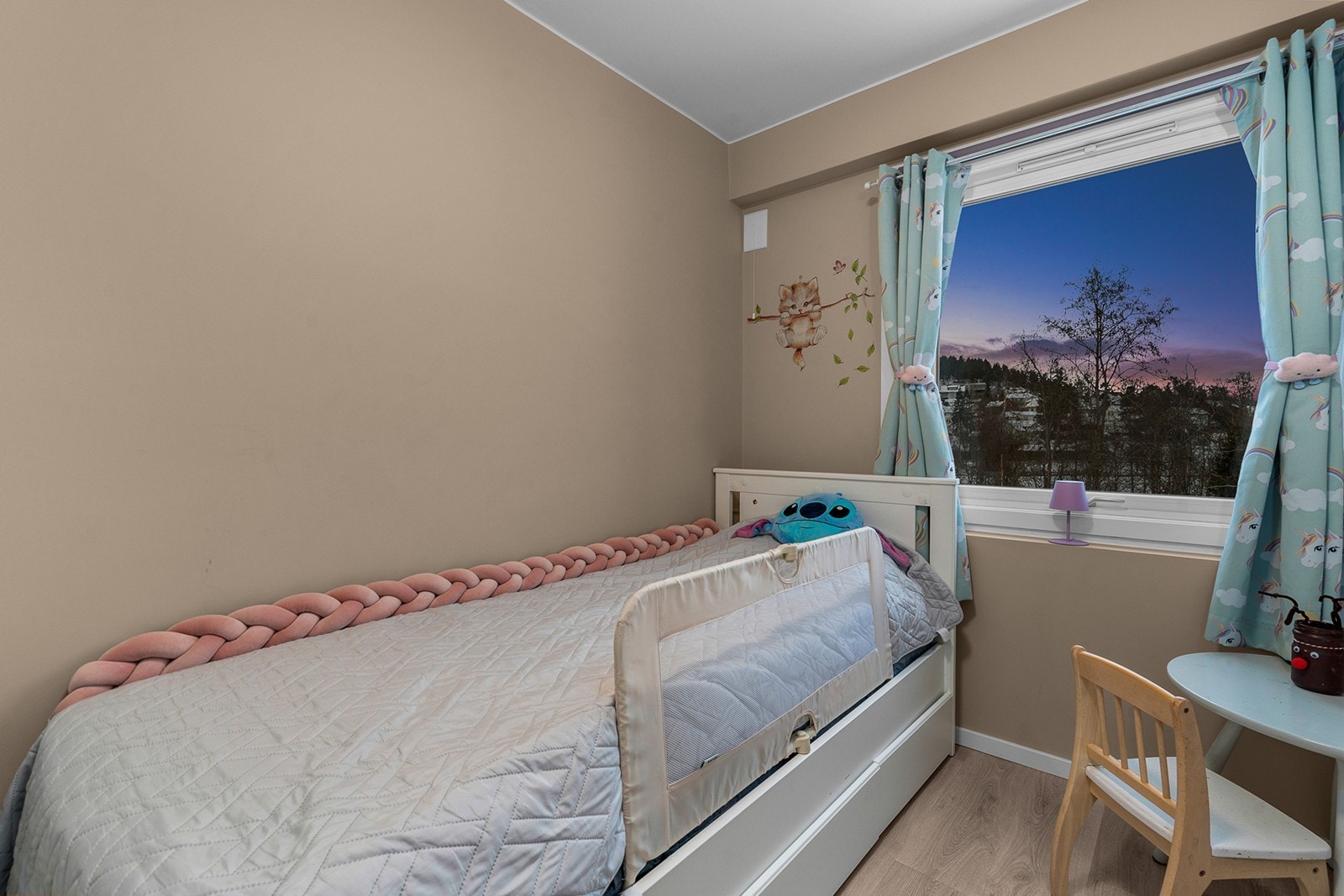 Store vinduer gir godt lysinnslipp og utsikt mot grøntområder Galleribilde