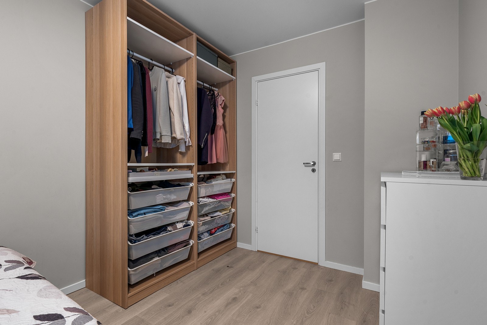 Garderobeløsning med åpne hyller gir effektiv oppbevaring i rommet Galleribilde