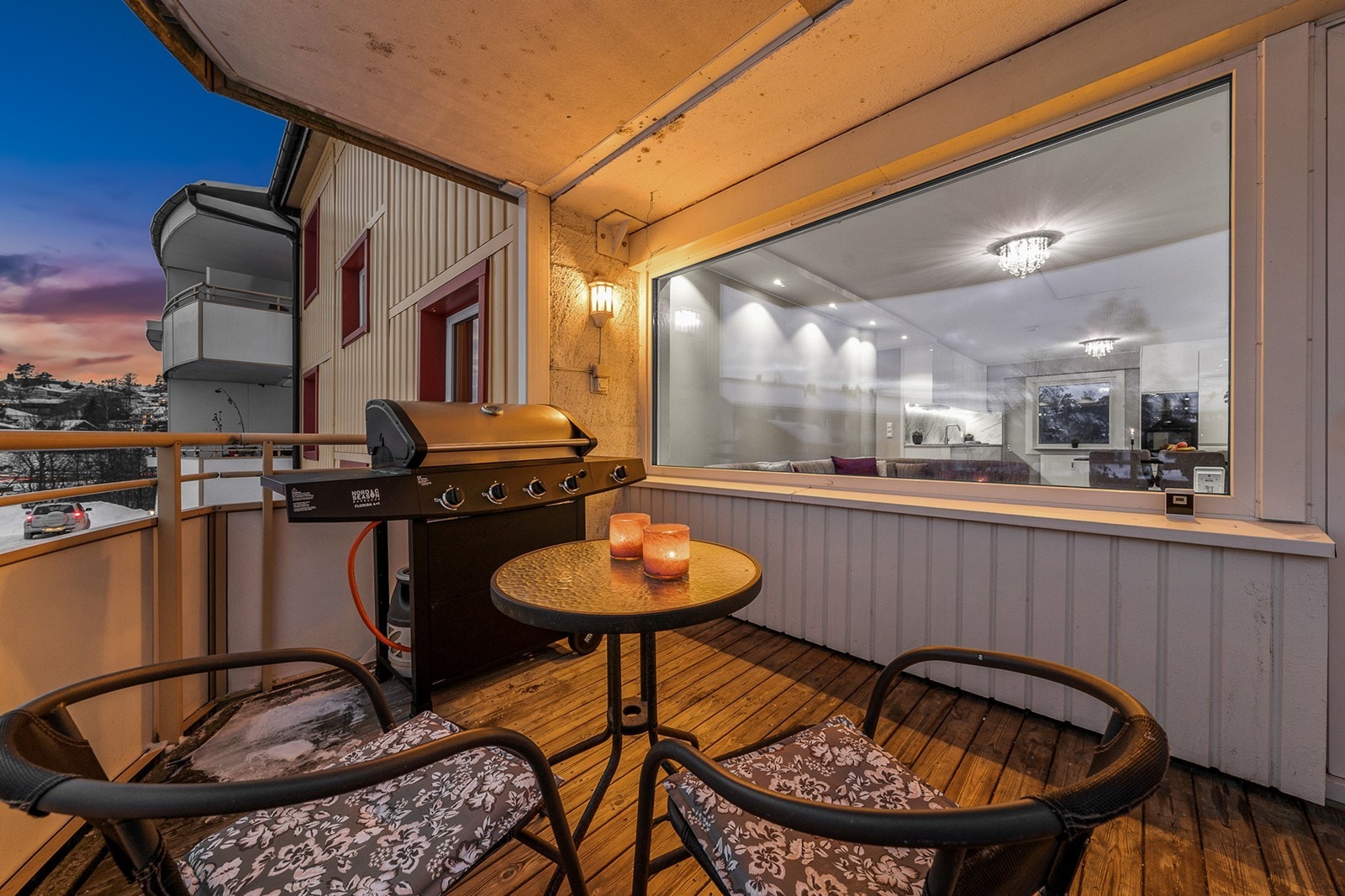 Balkongen har behov for noe oppgradering, men er likevel et trivelig uterom med tredekke på gulv, buet metall rekkverk og plater i front, samt både utebelysning og stikkontakt. Rekkverkshøyde er målt til ca. 1,06 m Galleribilde