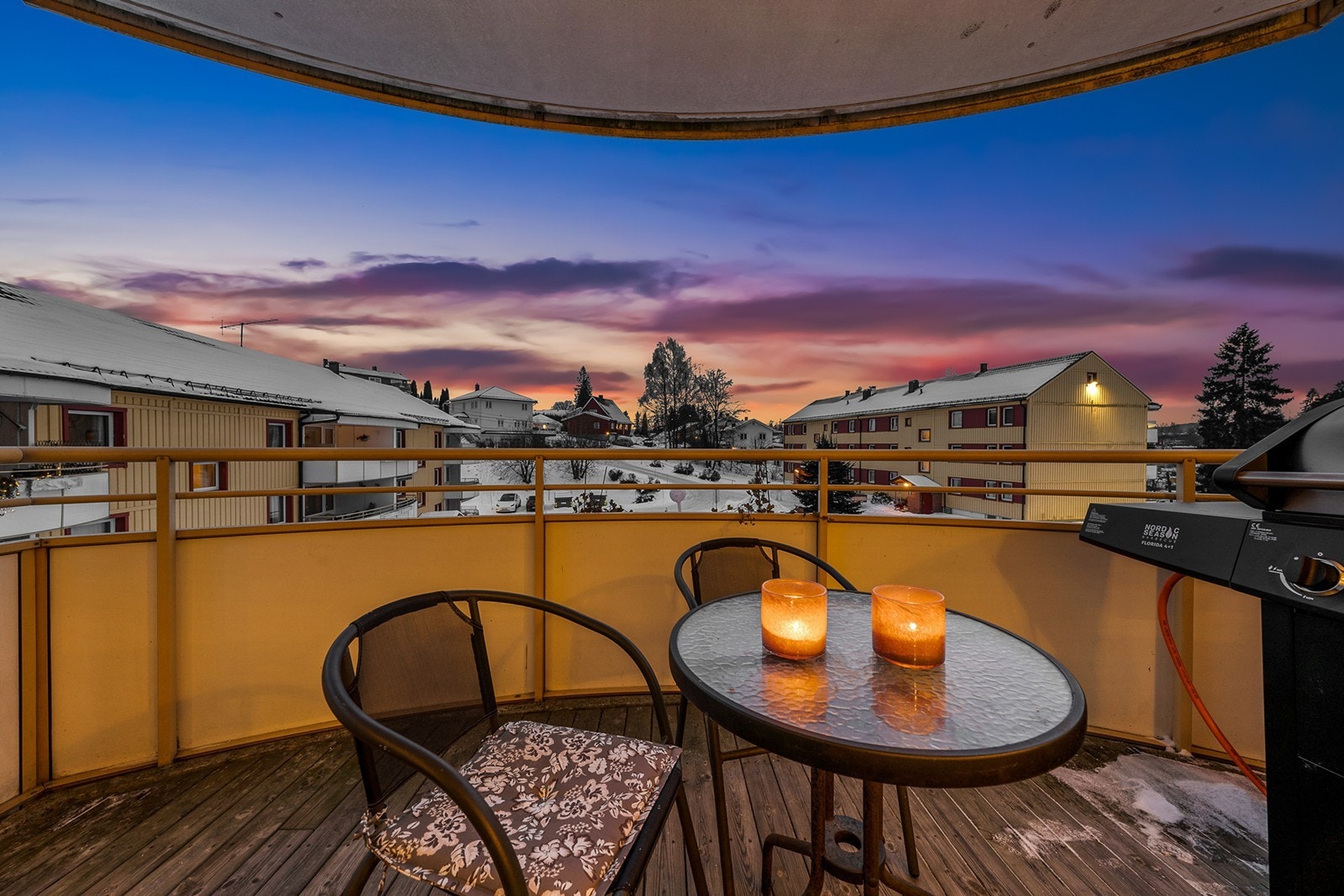 Herlig sydvendt balkong på 8 m² med adkomst fra stue. Her har du god plass til å møblere med hyggelige utemøbler, grill, grønne planter og annet ønsket inventar. Fra balkongen har du hyggelig utsyn over velstelte uteområder Galleribilde