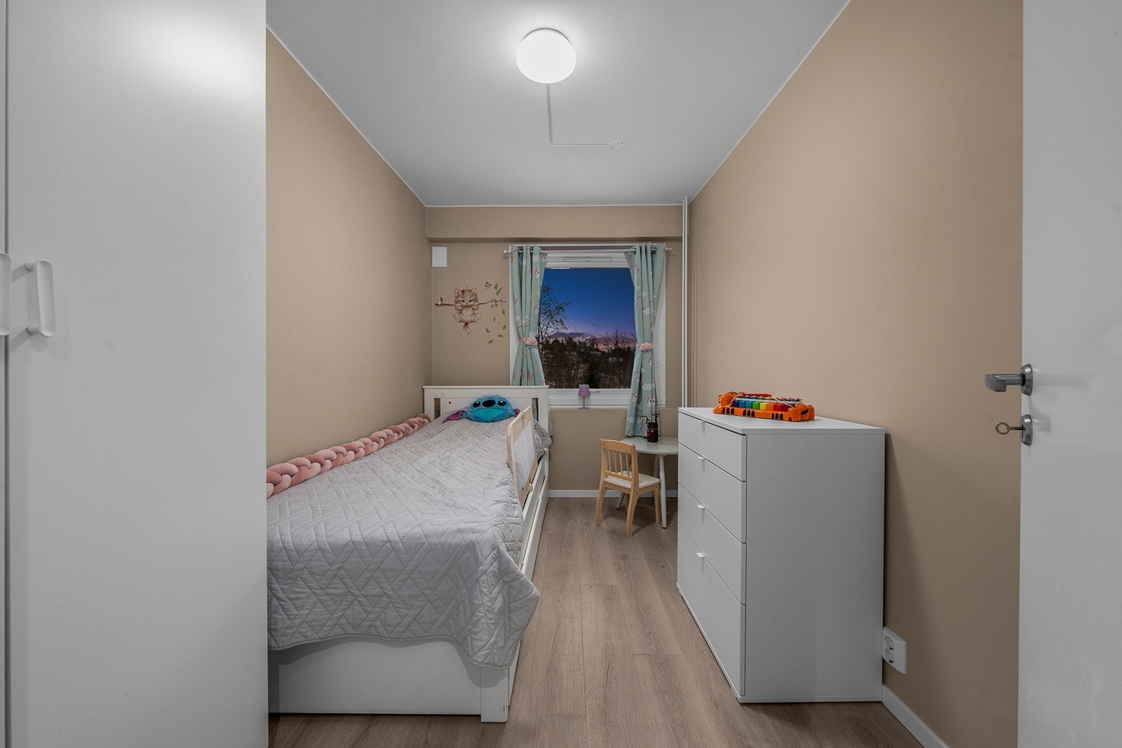 Leilighetens andre soverom er romslig og gir plass til seng med tilhørende nattbord, garderobeskap og øvrig ønsket møblement Galleribilde