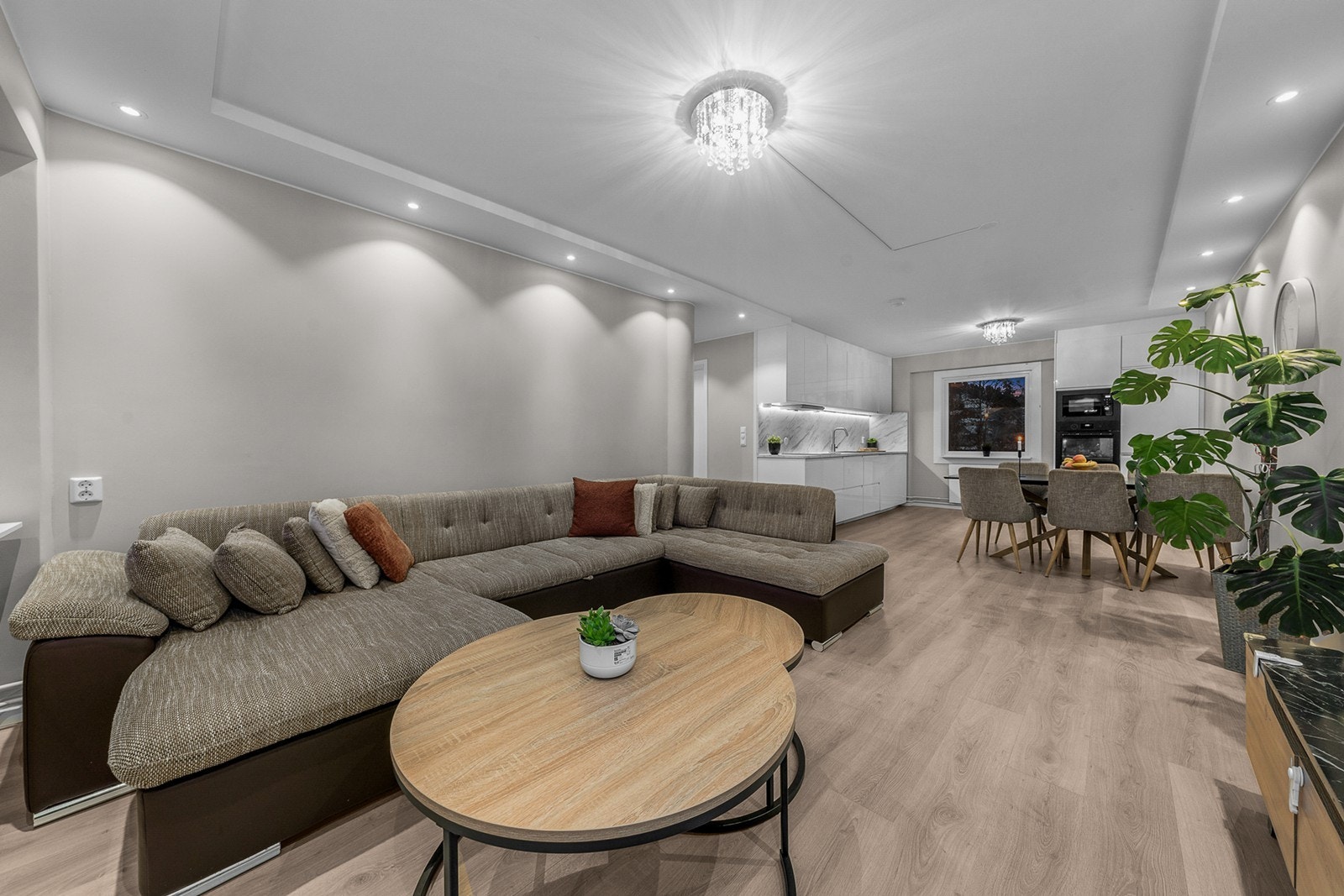 Åpen og sosial stue- og kjøkkenløsning Galleribilde