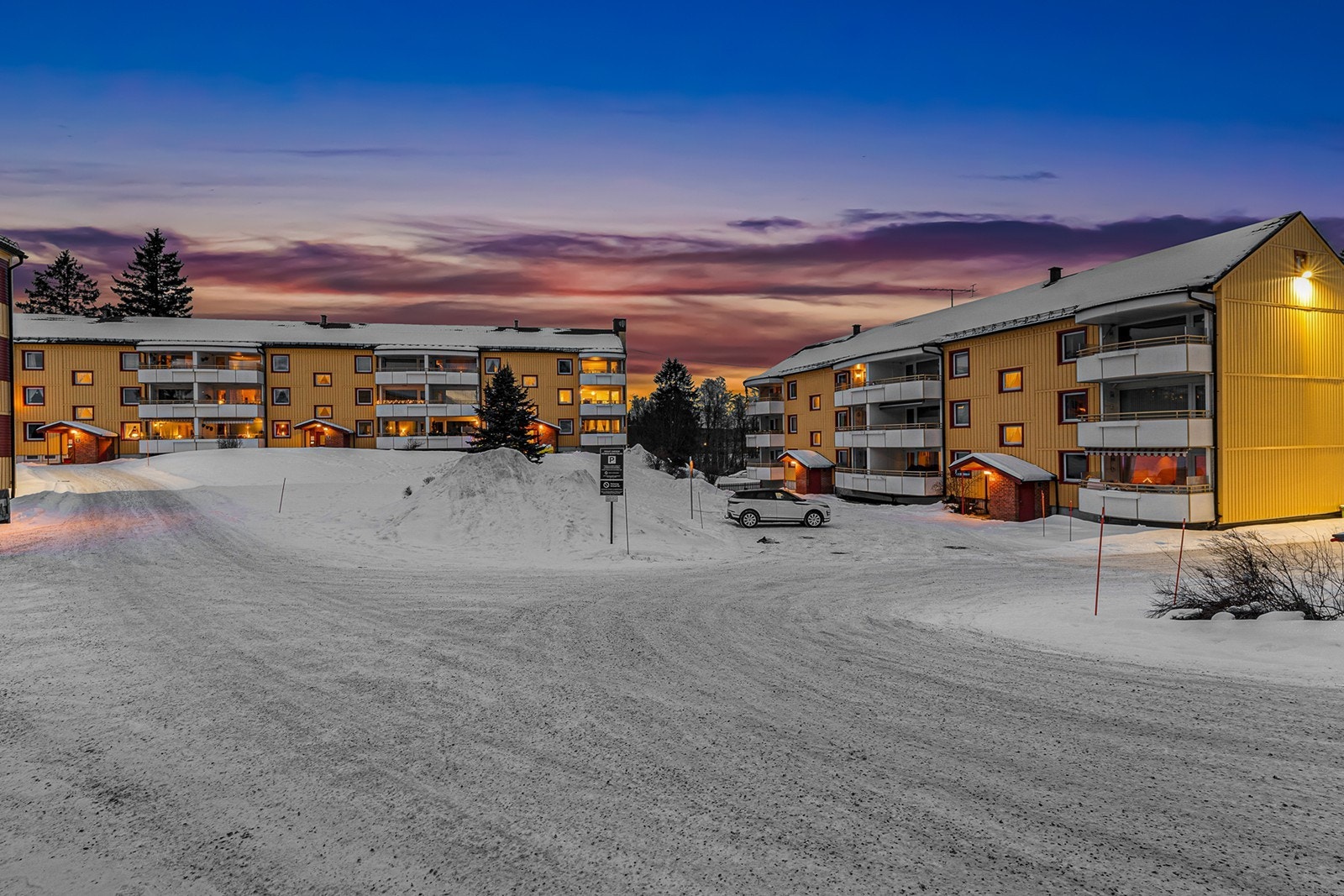 I tillegg disponerer leiligheten en loftsbod på ca. 4 kvm og en kjellerbod på ca. 7 kvm, samt hems/lagringsplass på 10 kvm over garasjen. I tillegg har du tilgang til borettslagets felles vaskeri og øvrige fellesarealer etter gjeldende regler Galleribilde