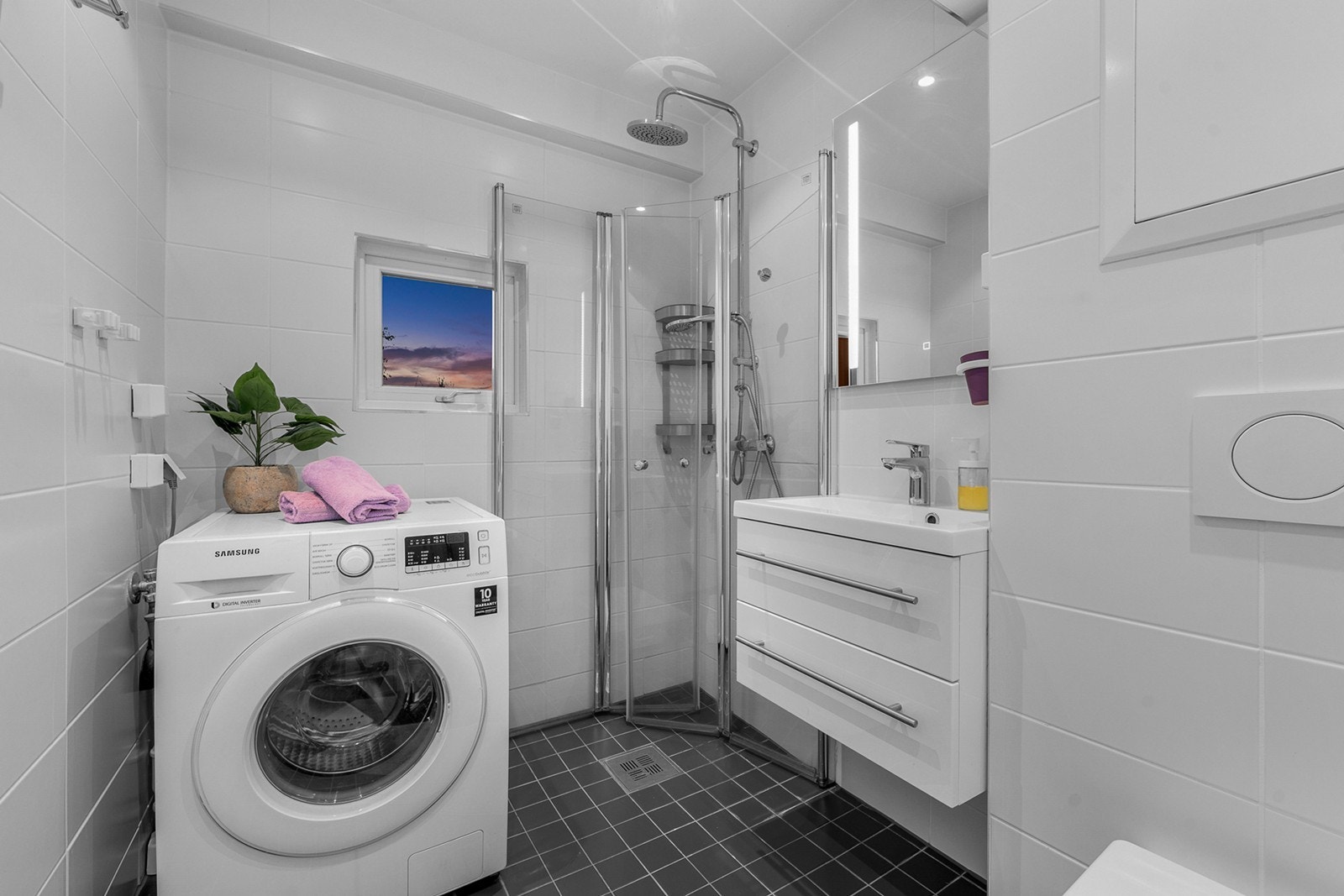 Delikat baderom med flislagte gulv- og veggoverflater. Himlingen er nedsenket og utstyrt med innfelte downlights, og det er elektriske varmekabler i gulvet Galleribilde