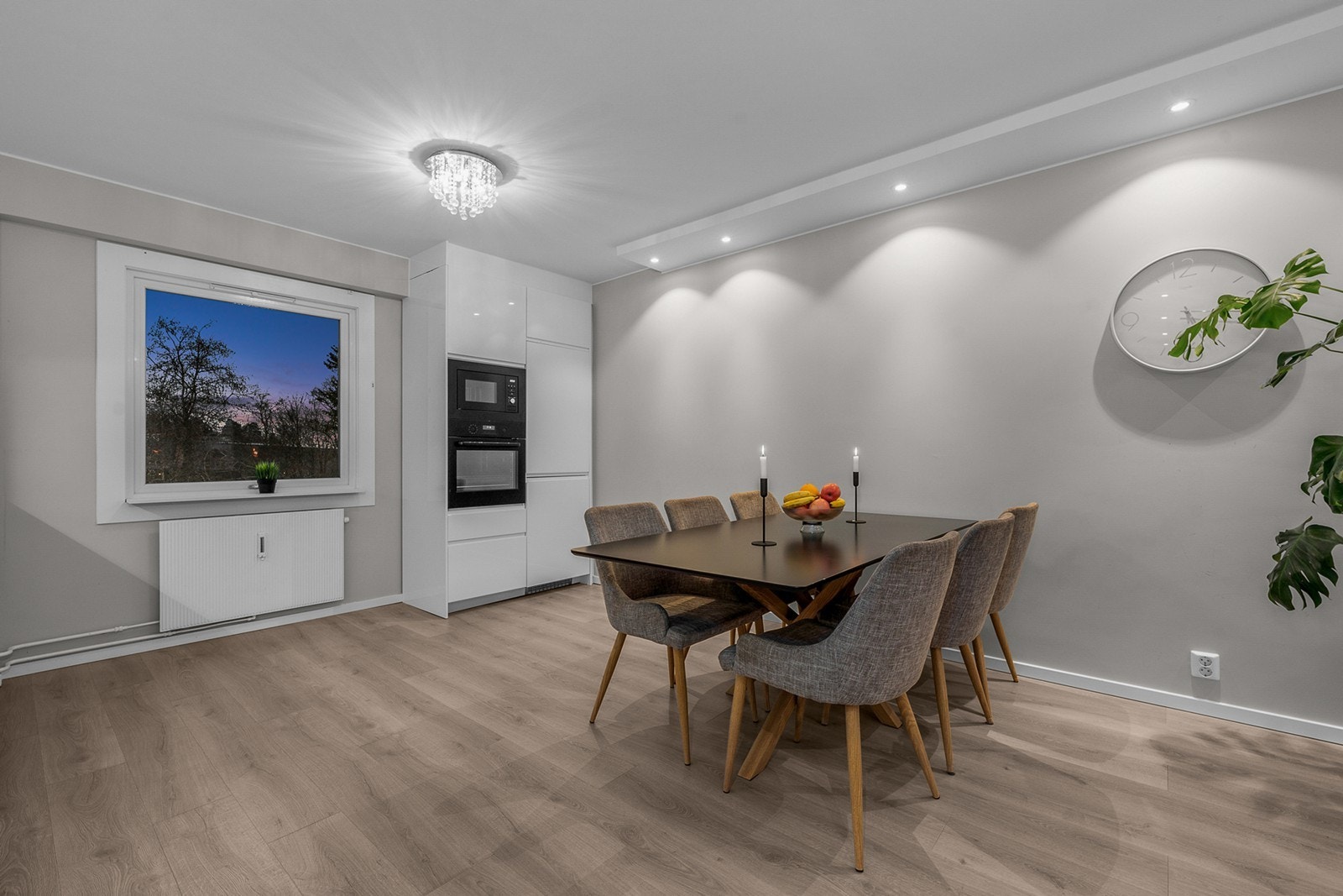 Spiseplassen er plassert i tilknytning til kjøkkenet, med god plass til hyggelig spisegruppe Galleribilde