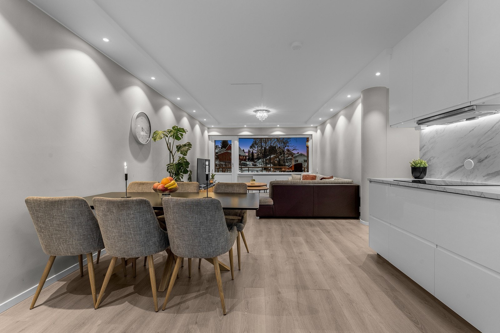 Åpen løsning mellom kjøkken og stue gir en romslig følelse og god plassutnyttelse Galleribilde