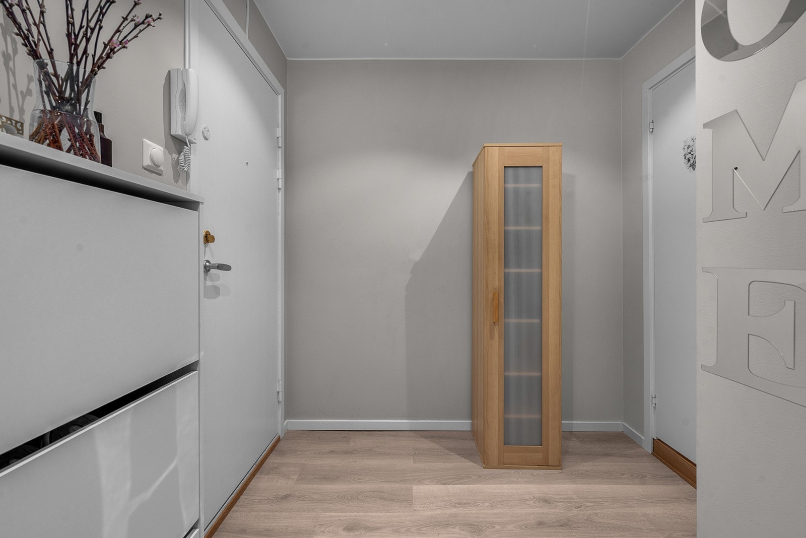 Entrédøren er brann- og lydklassifisert. Det er montert dørcalling Galleribilde